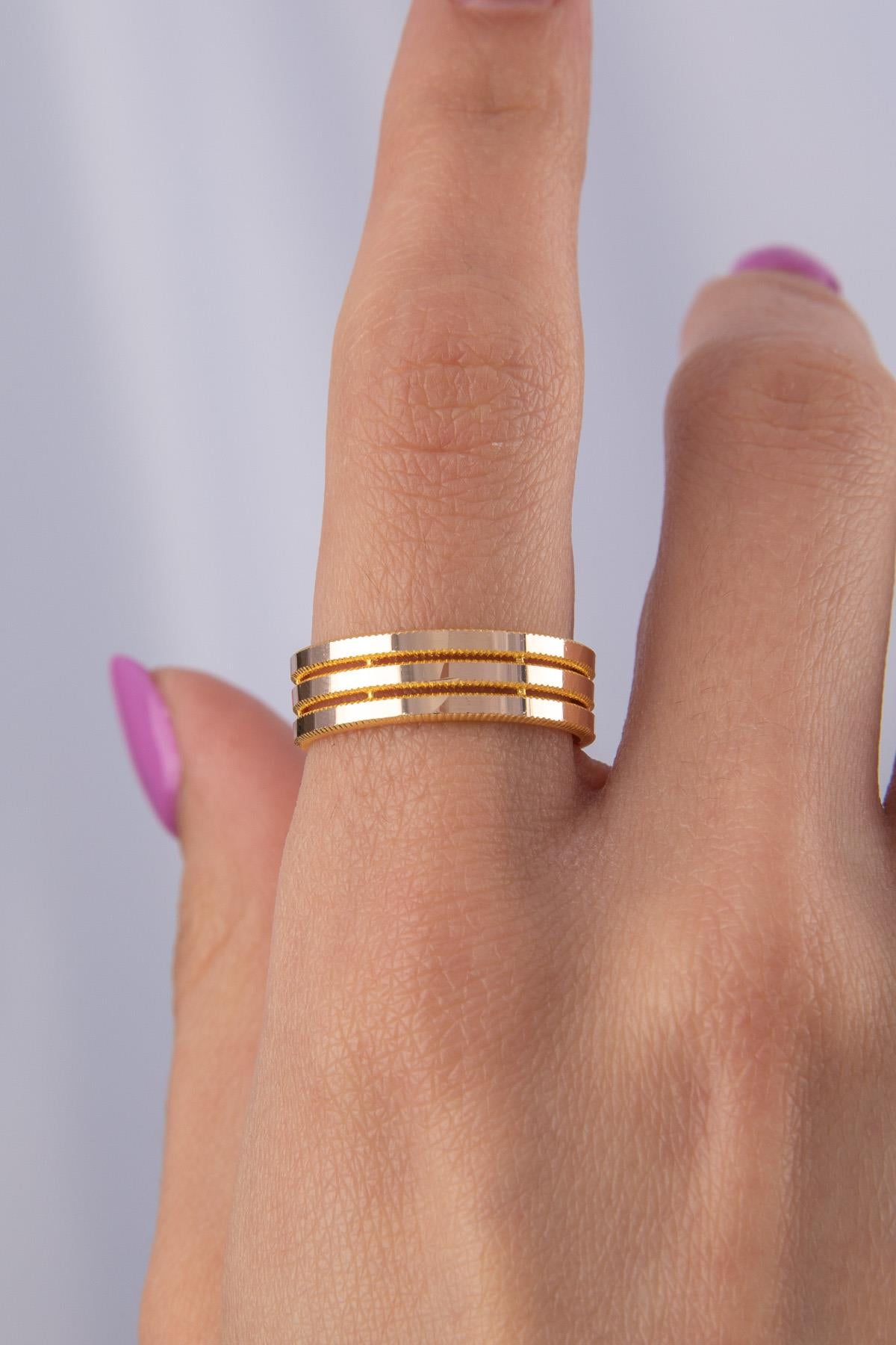 14K Gold Gleaming 3 Spiral Ring