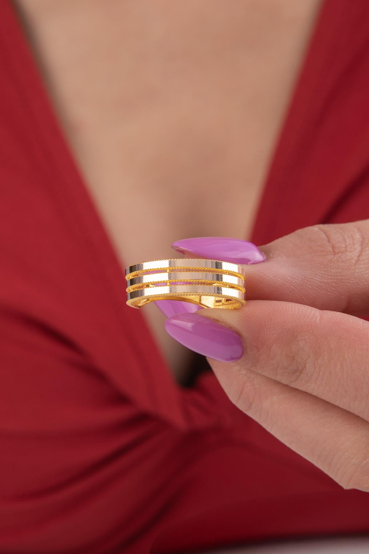 14K Gold Gleaming 3 Spiral Ring