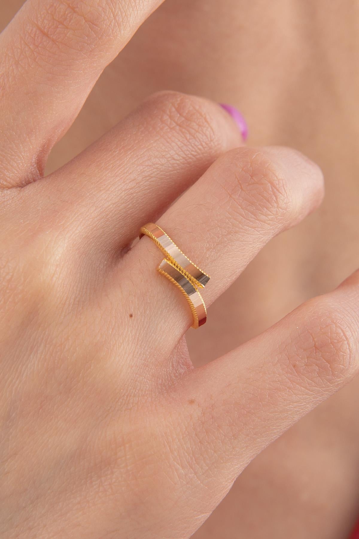 14K Gold Gleaming Double Oval Spiral Ring