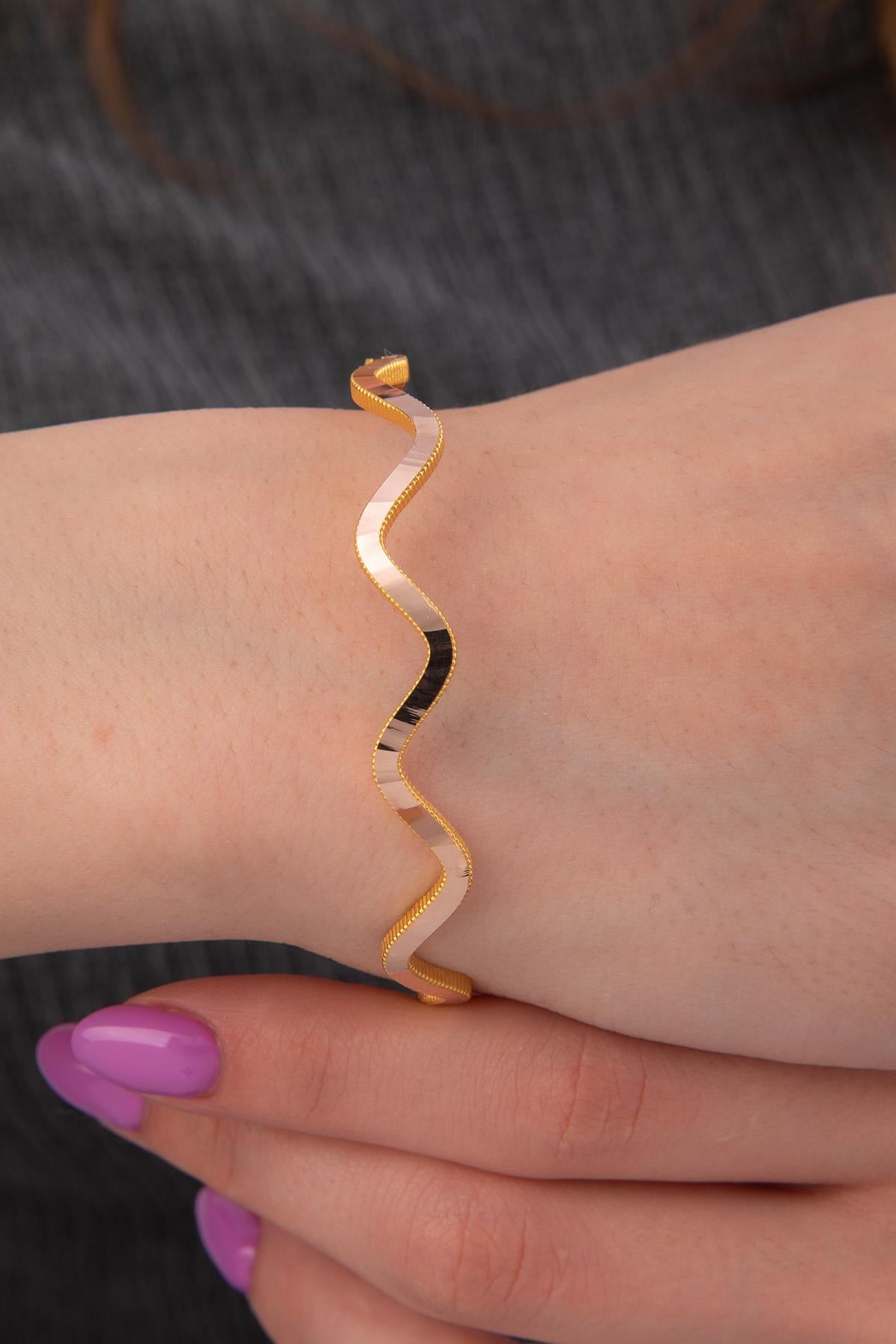 14K Gold Gleaming ZigZag Bangle