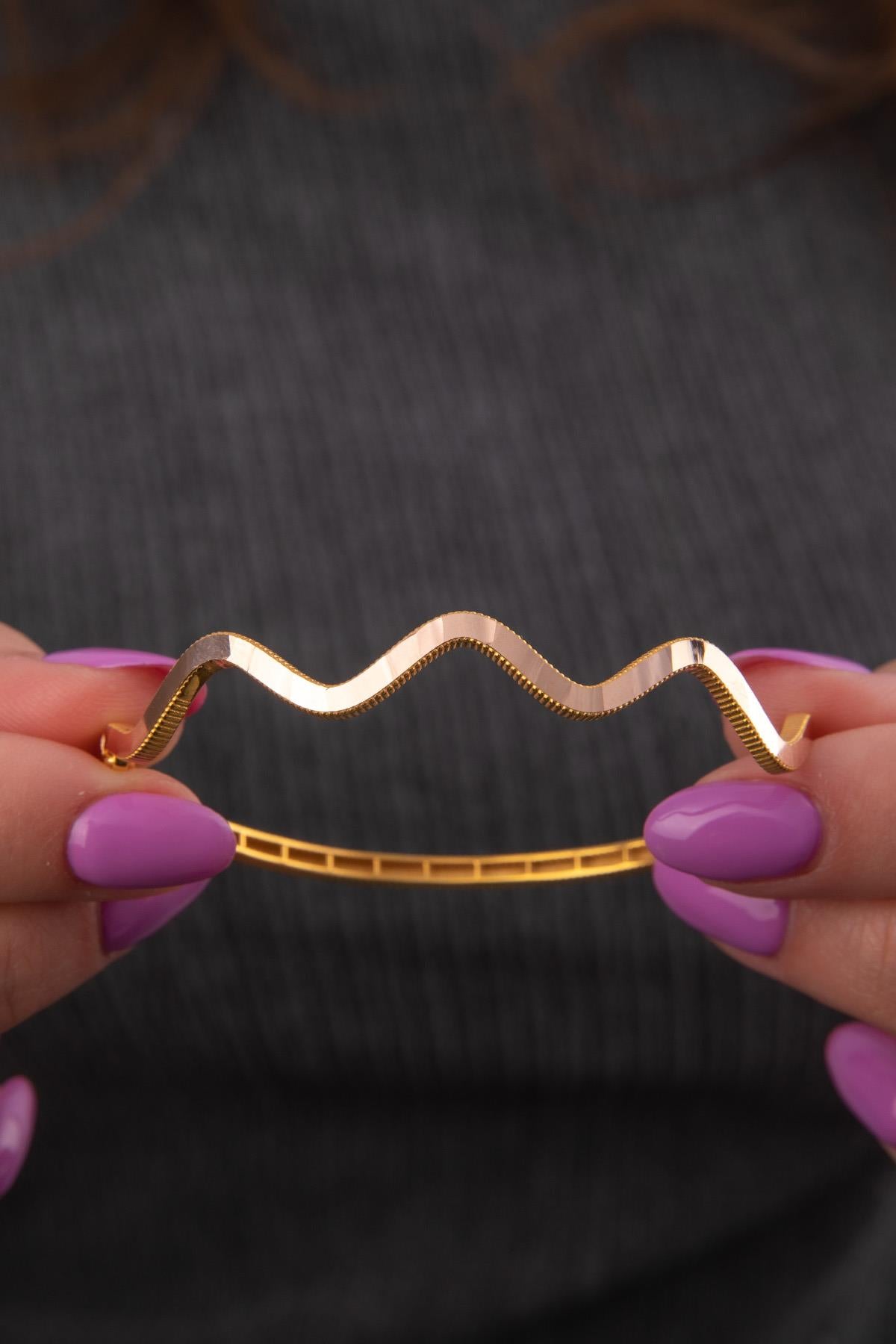 14K Gold Gleaming ZigZag Bangle