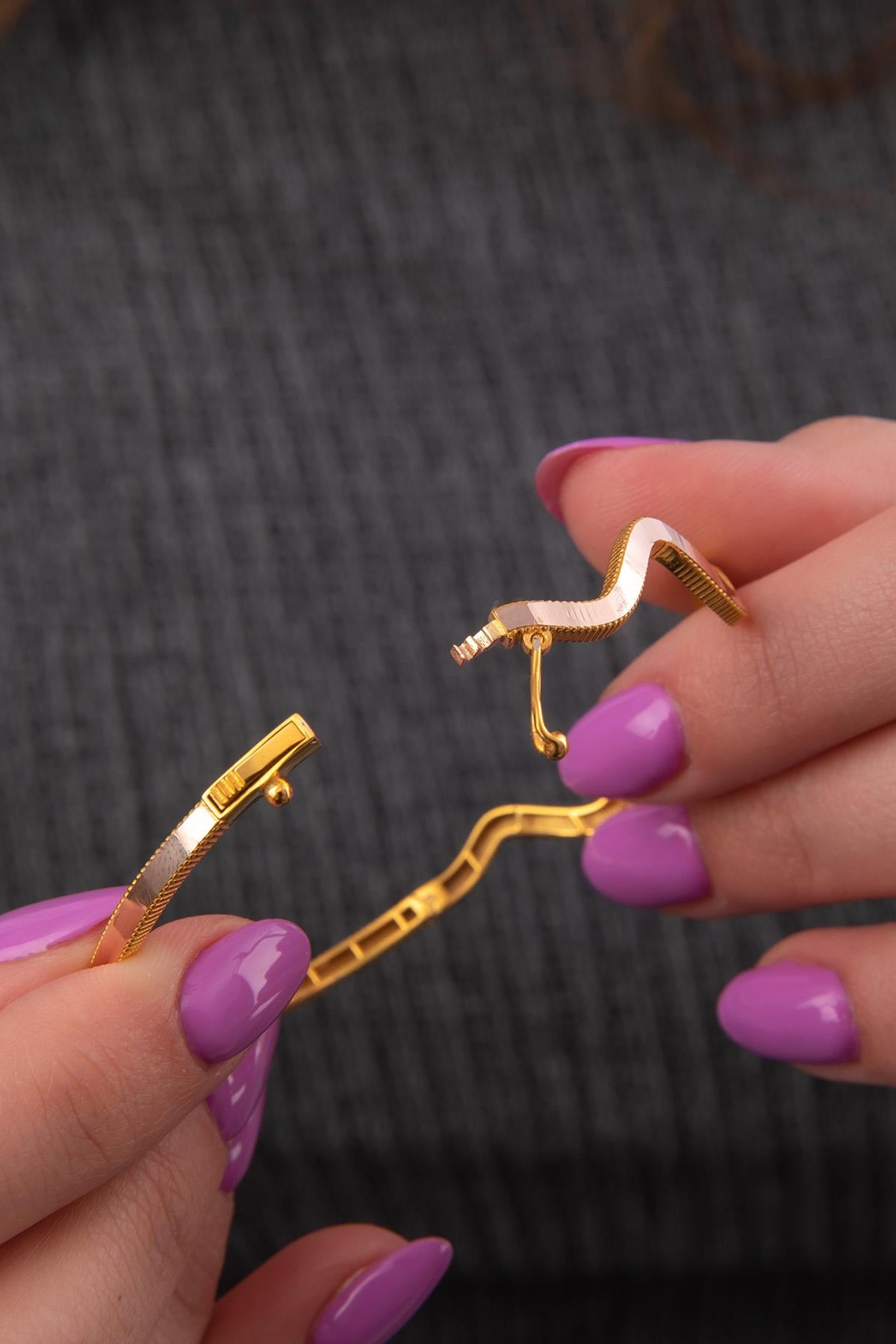 14K Gold Gleaming ZigZag Bangle