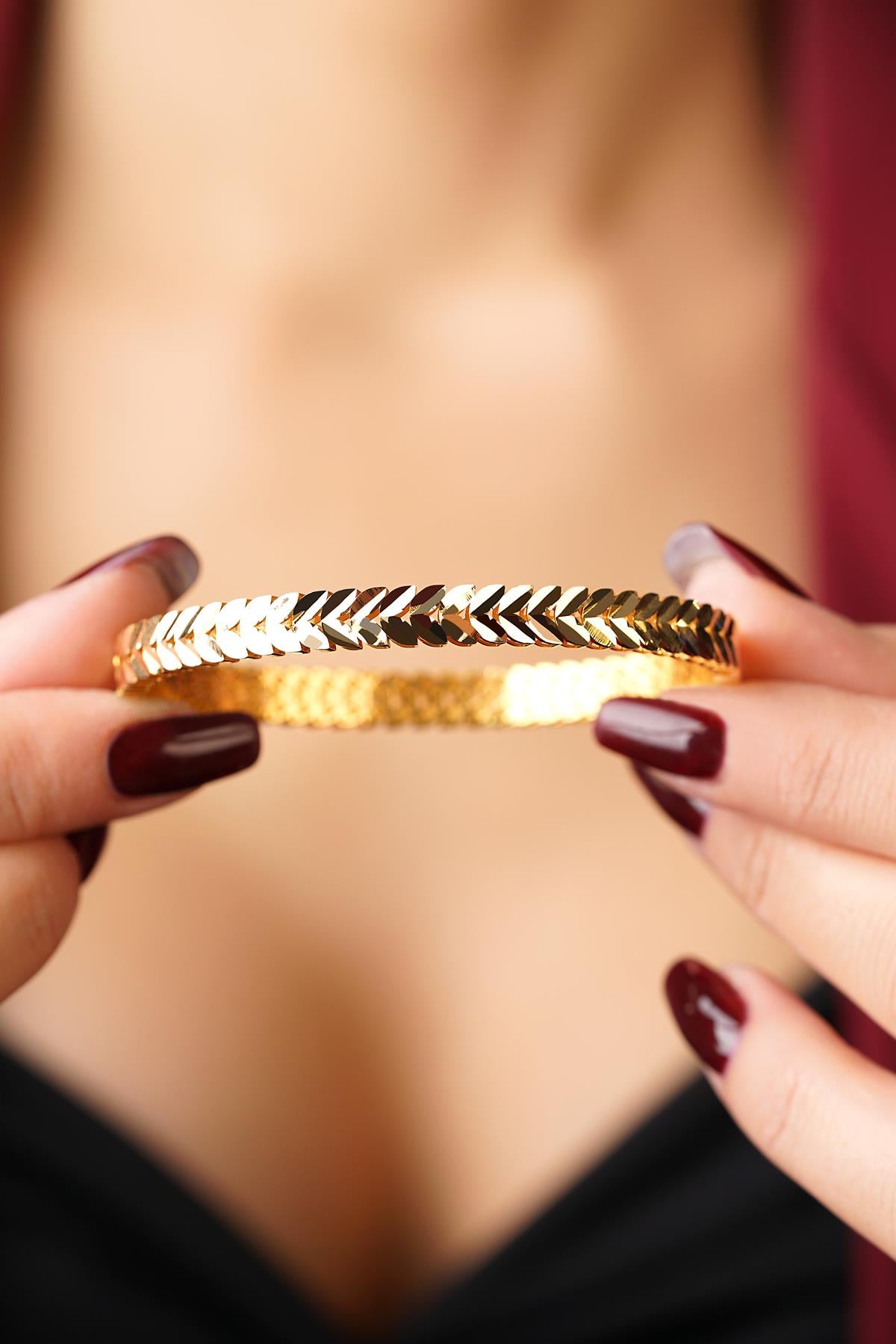 14K Gold Leaf Motif Cuff Bangle