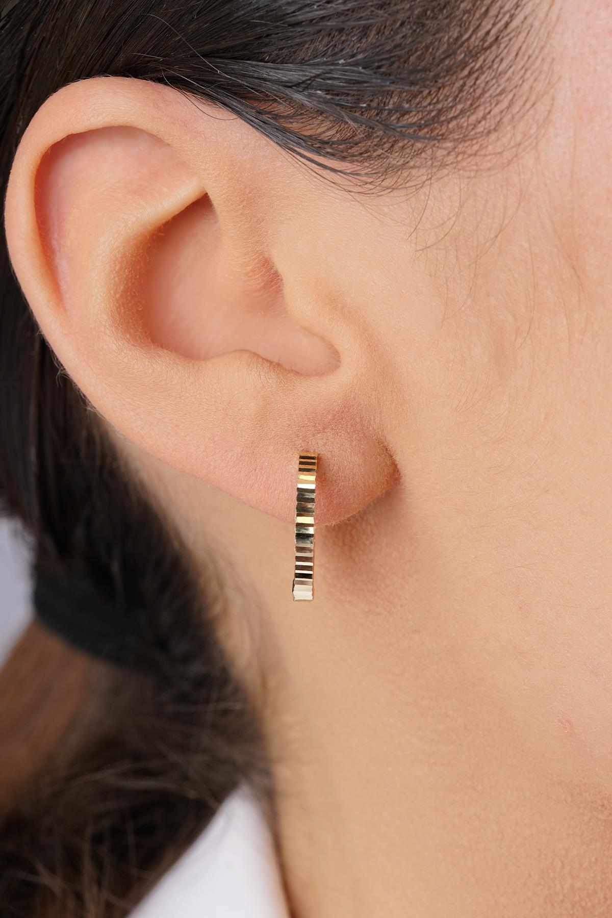 14K Gold Midi Diamond-Cut Hoop Earrings