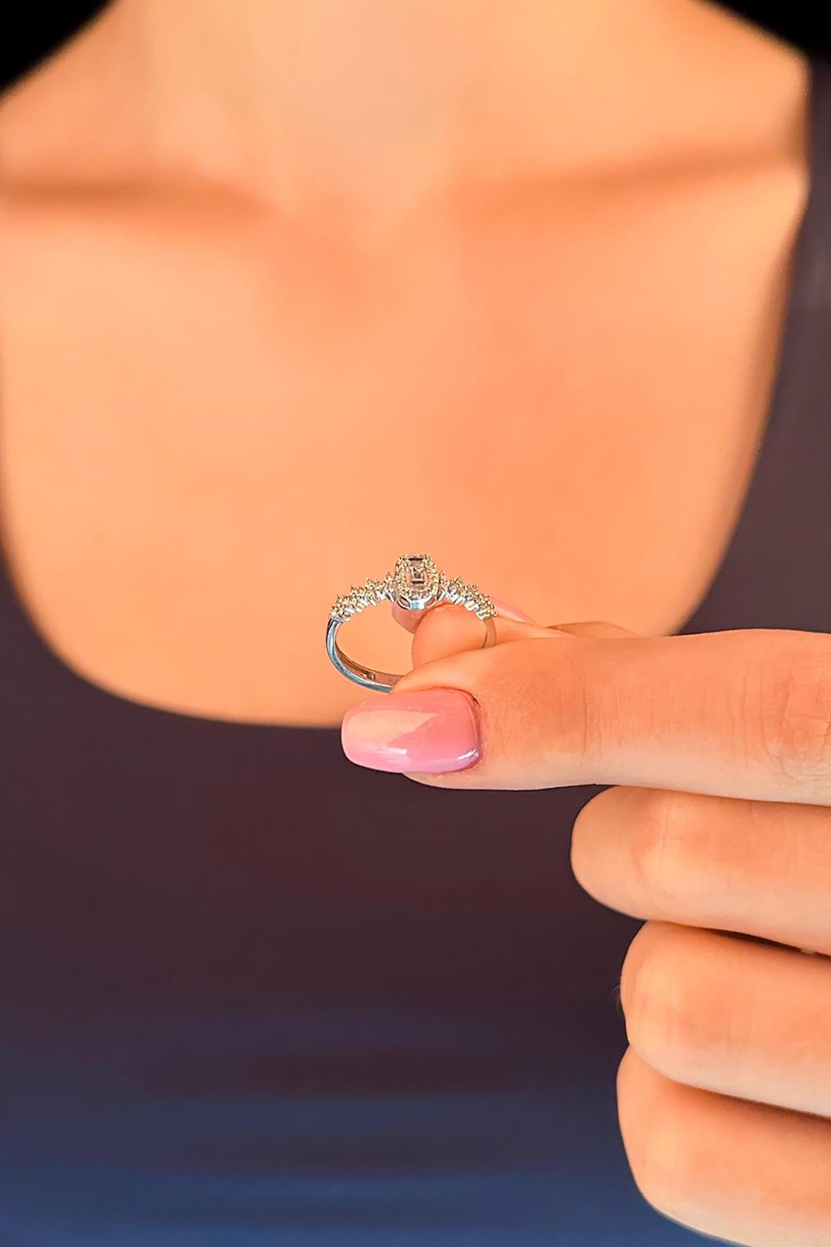 14K Gold Oval Baguette Ring