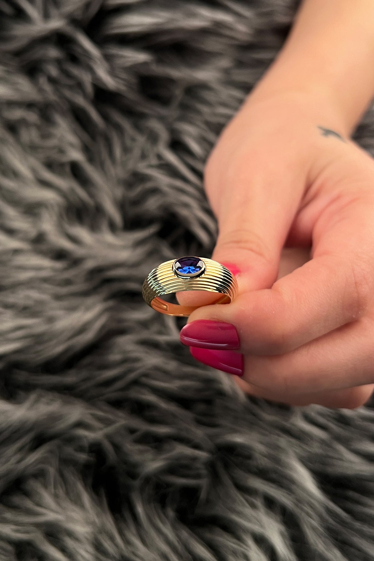 14K Gold Patterened Sapphire Ring