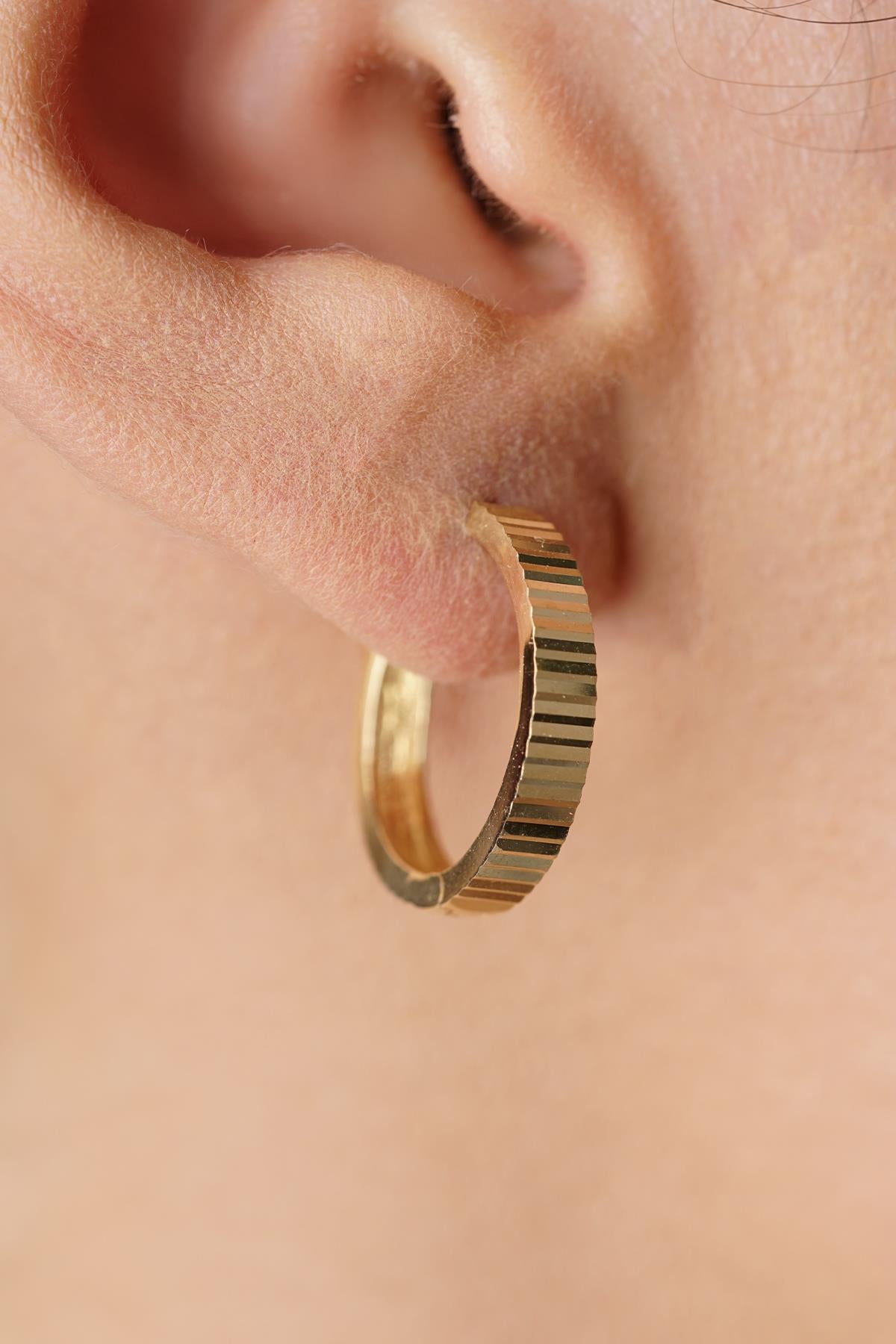 14K Gold Polished Medium Hoop Earrings
