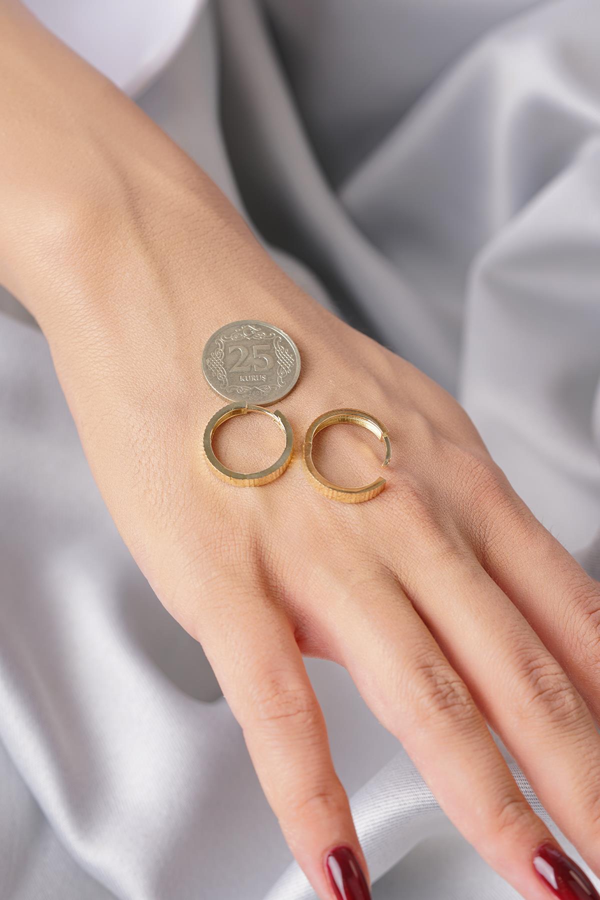 14K Gold Polished Medium Hoop Earrings