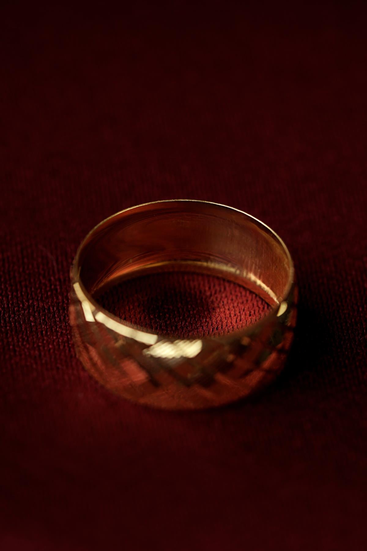 14K Gold Praline Wedding Band