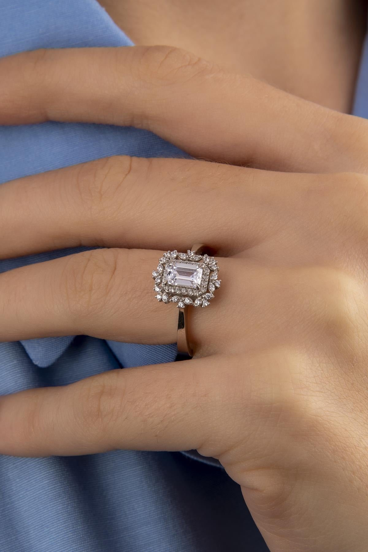 14K Gold Queen Baguette Ring White