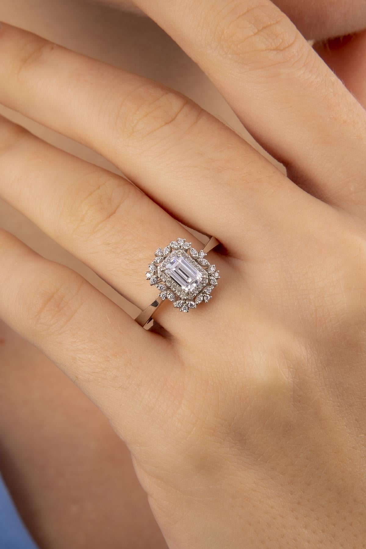 14K Gold Queen Baguette Ring White