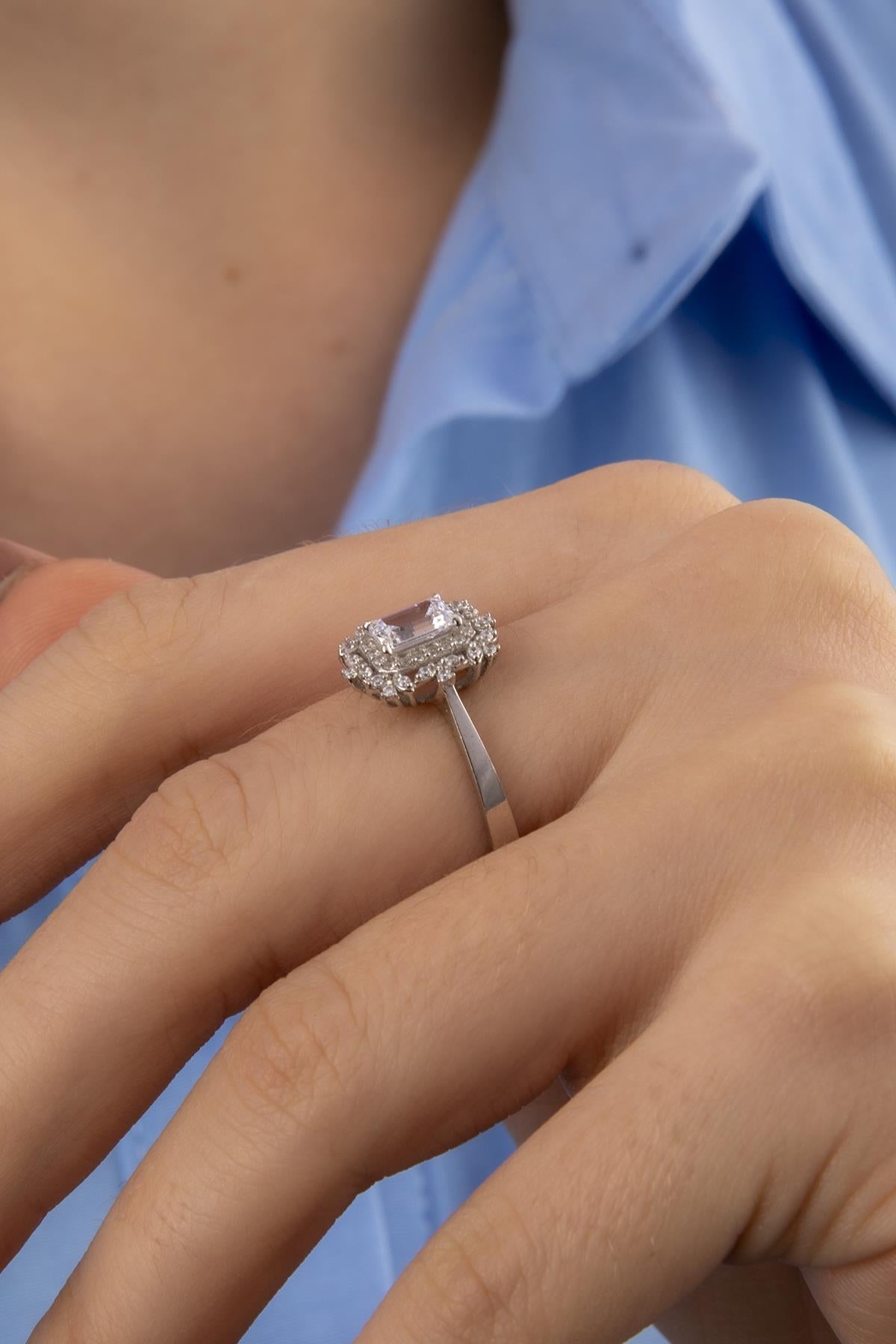 14K Gold Queen Baguette Ring White