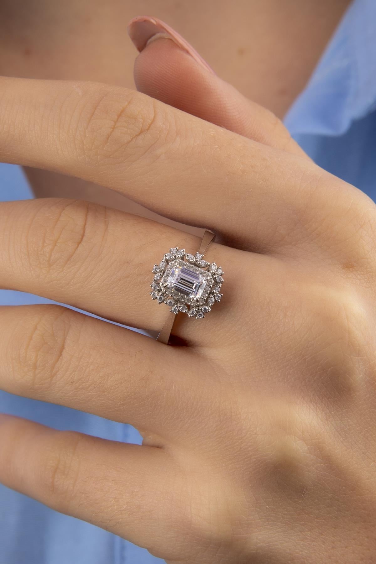 14K Gold Queen Baguette Ring White