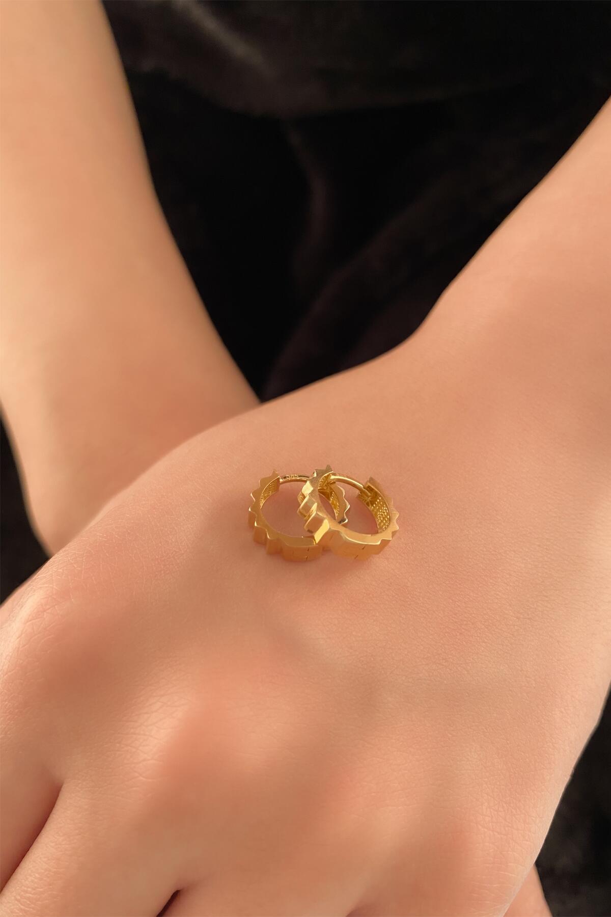 14K Gold Ridged Huggie Hoop Earrings