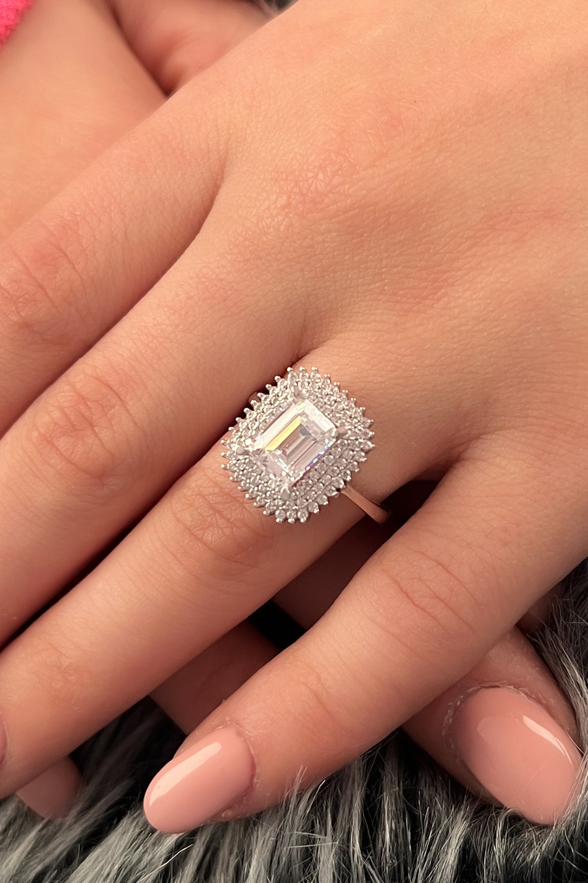 14K Gold Round Stone Rectangel Cluster Baguette Ring