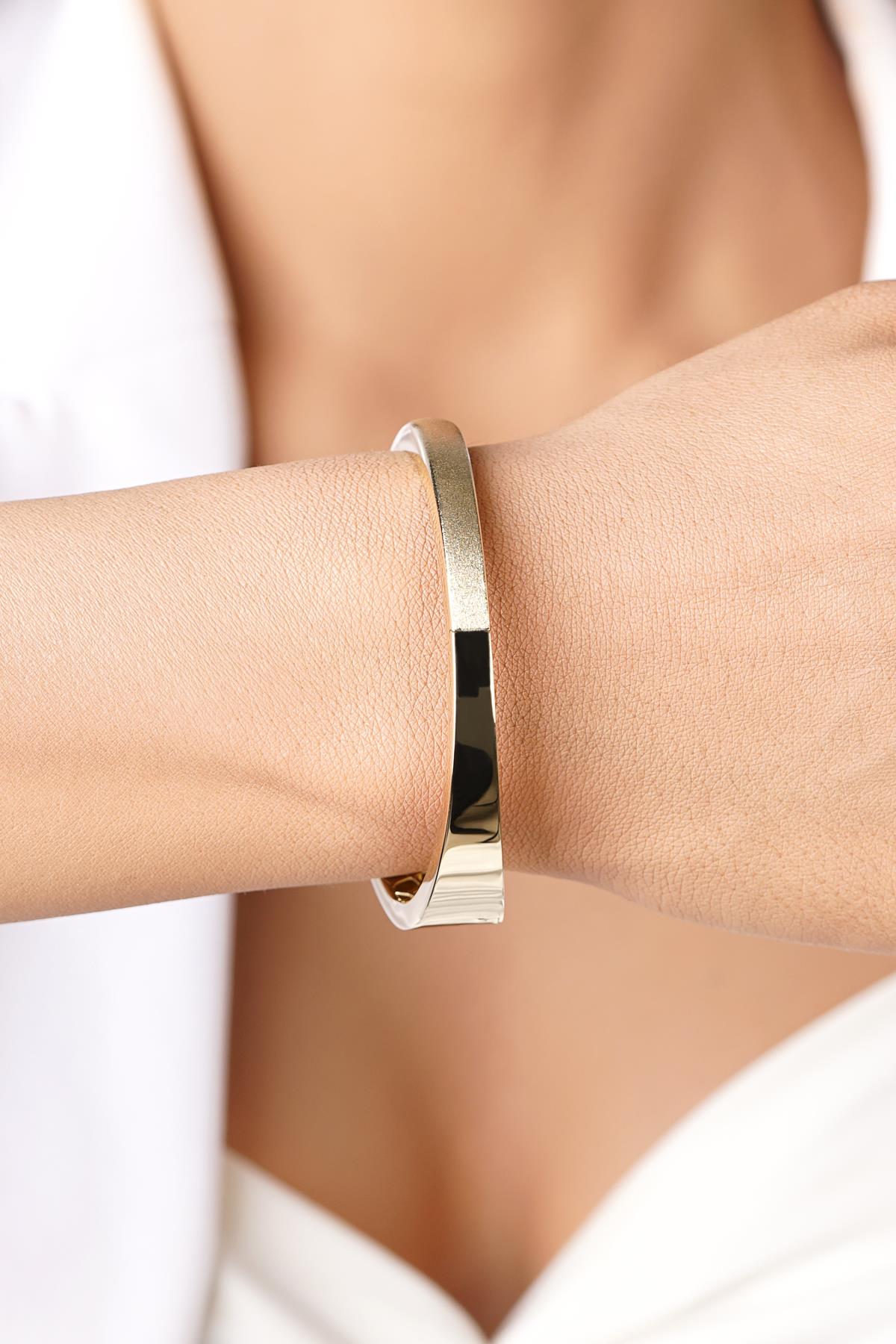 14K Gold Sandblasted Belt Design Bangle