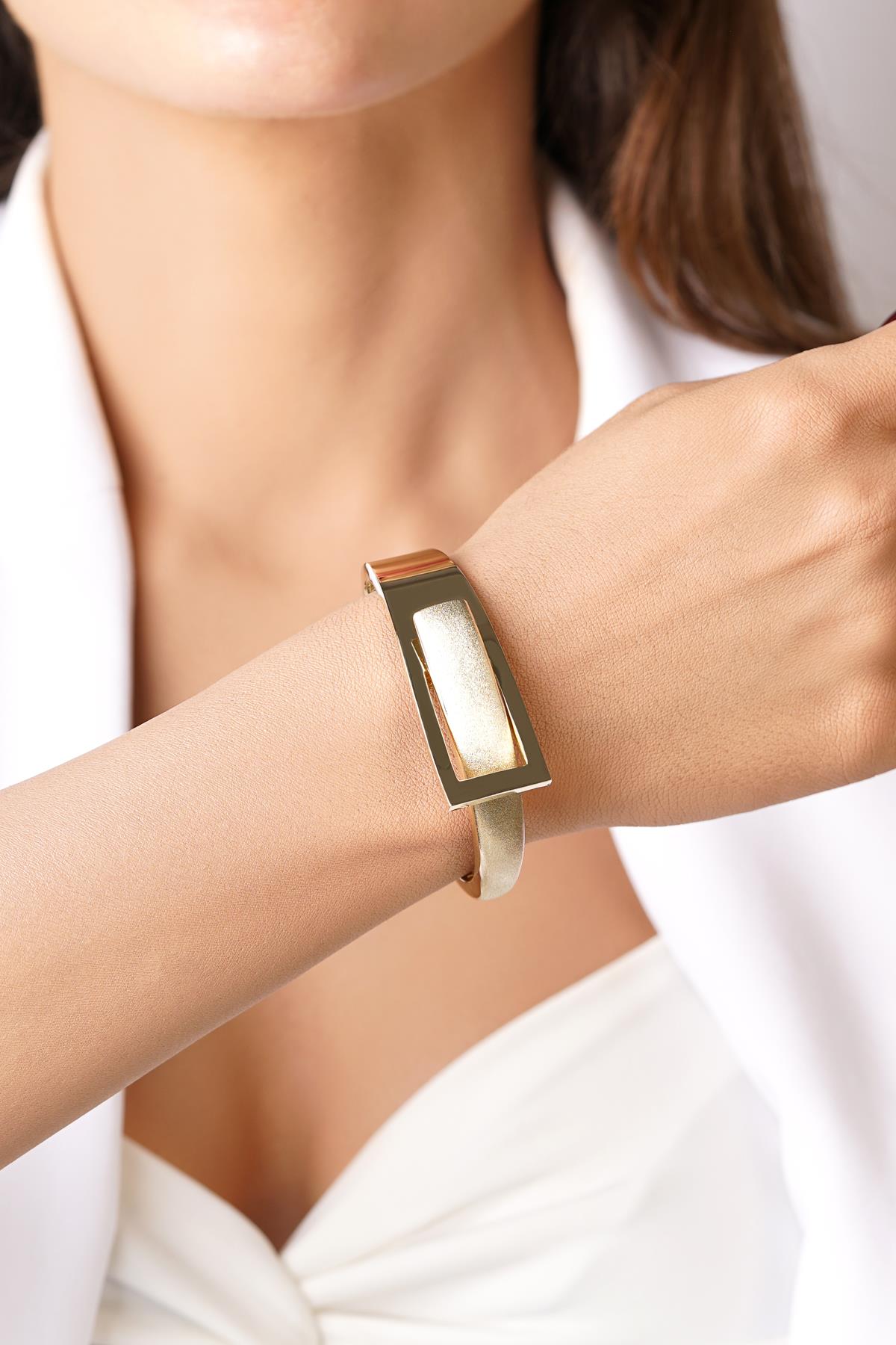 14K Gold Sandblasted Belt Design Bangle