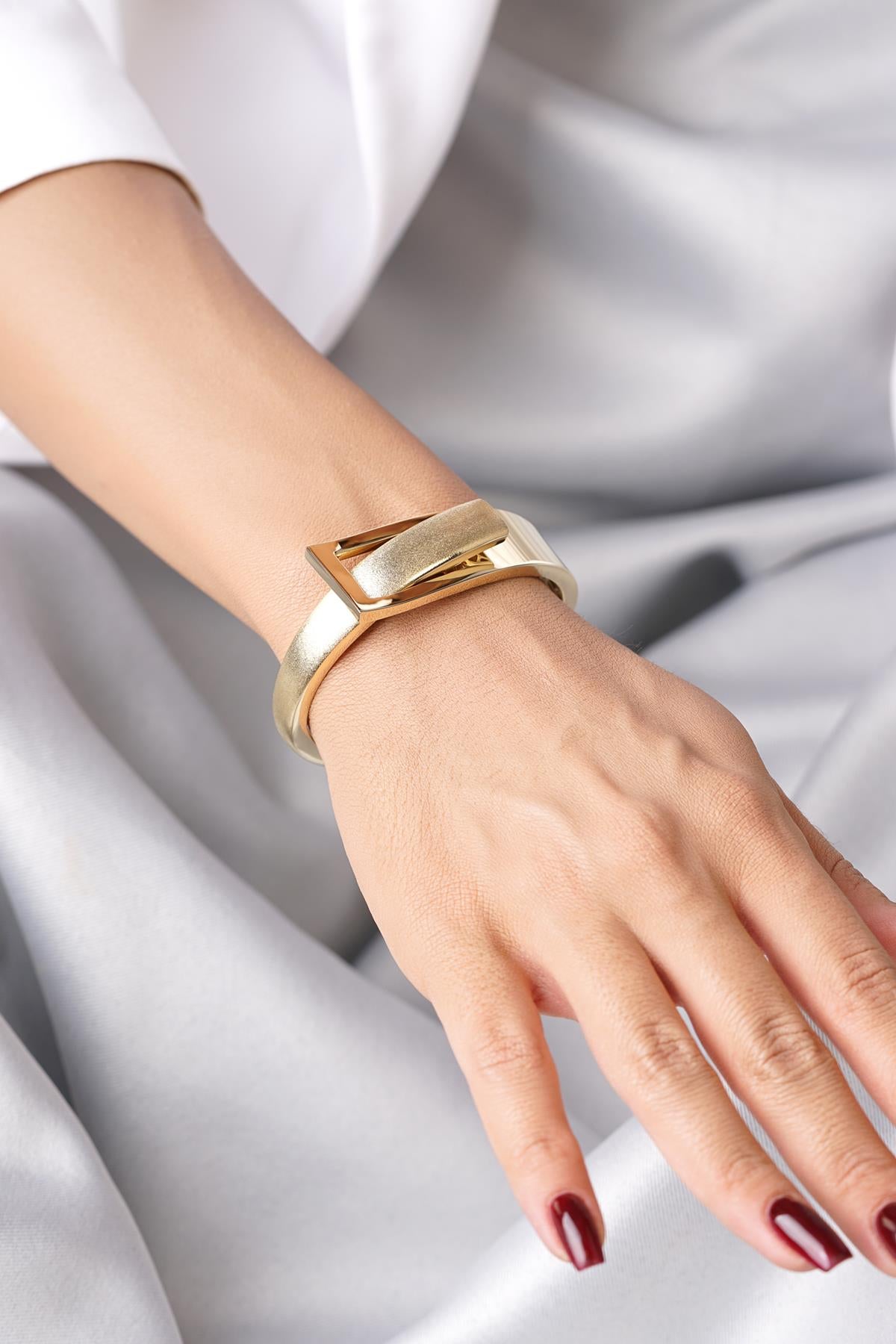 14K Gold Sandblasted Belt Design Bangle