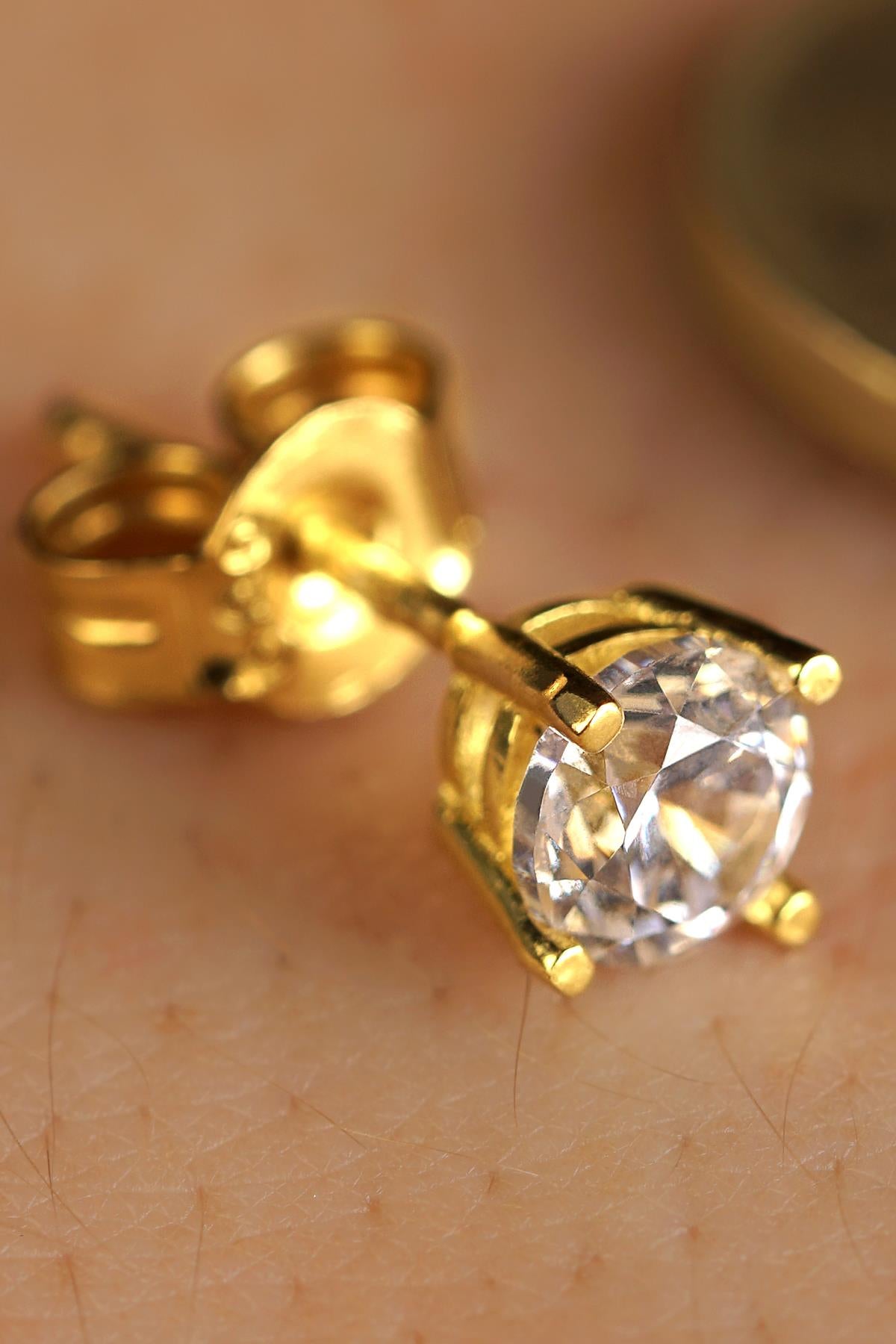 14K Gold Solitaire Men’s Earring