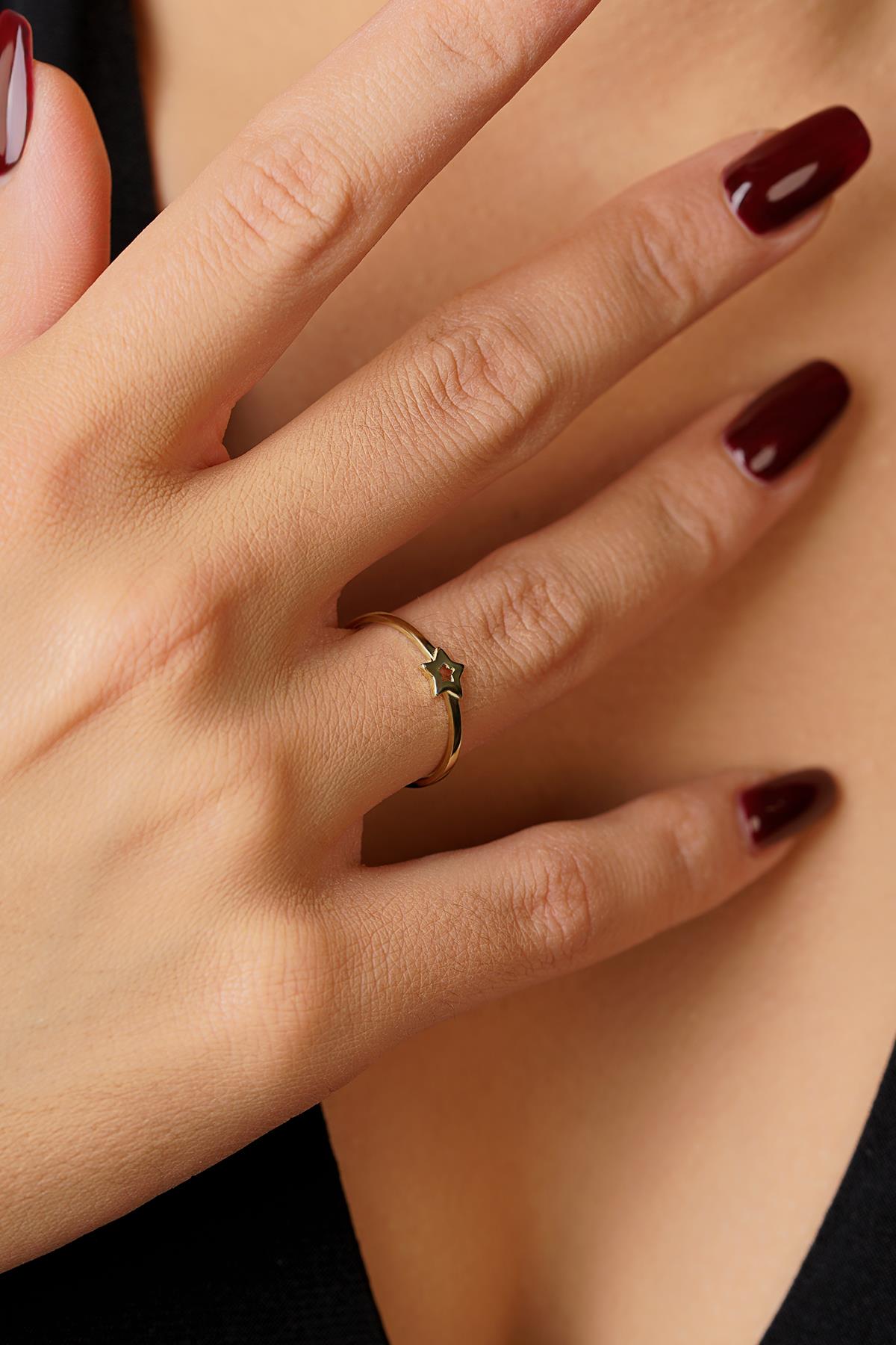 14K Gold Sparkling Star Ring