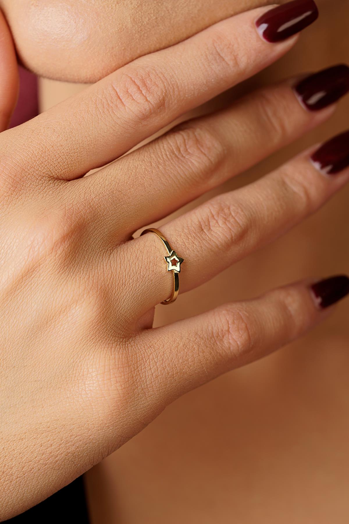14K Gold Sparkling Star Ring