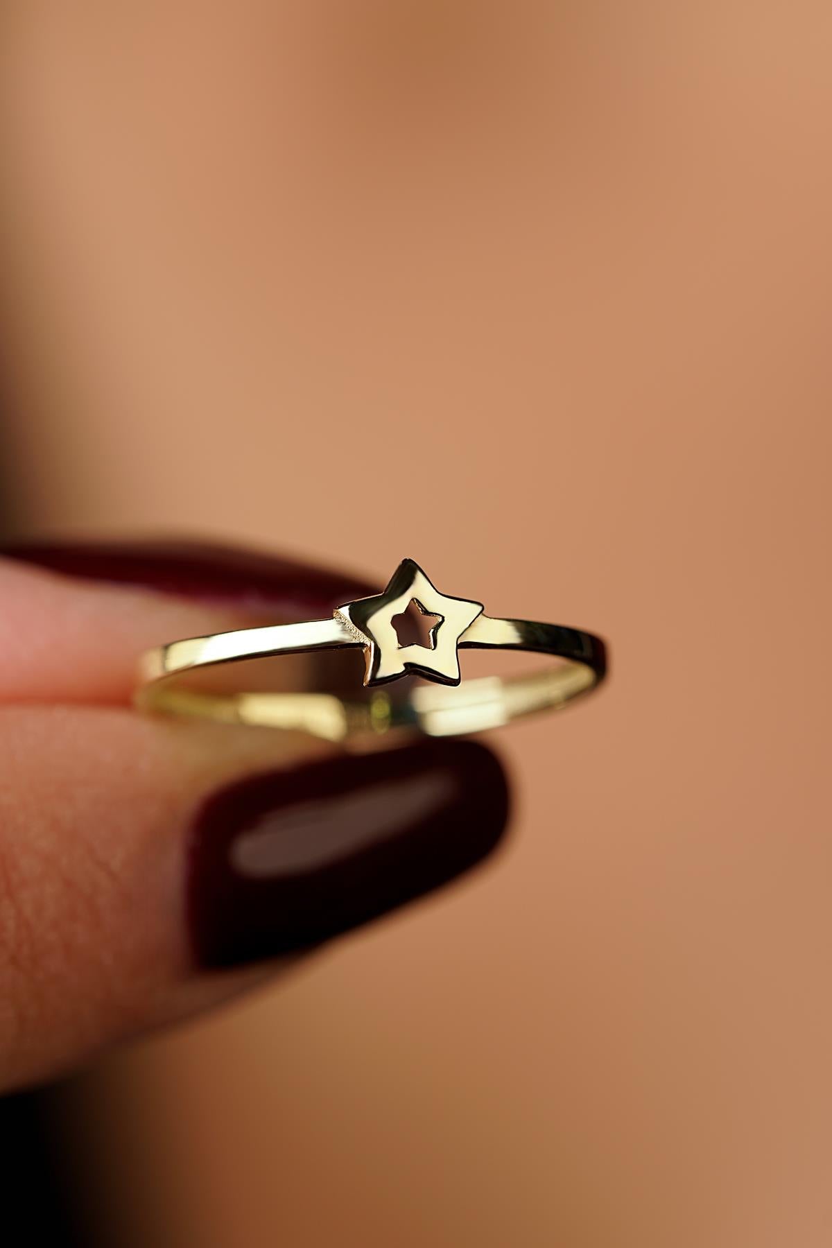 14K Gold Sparkling Star Ring