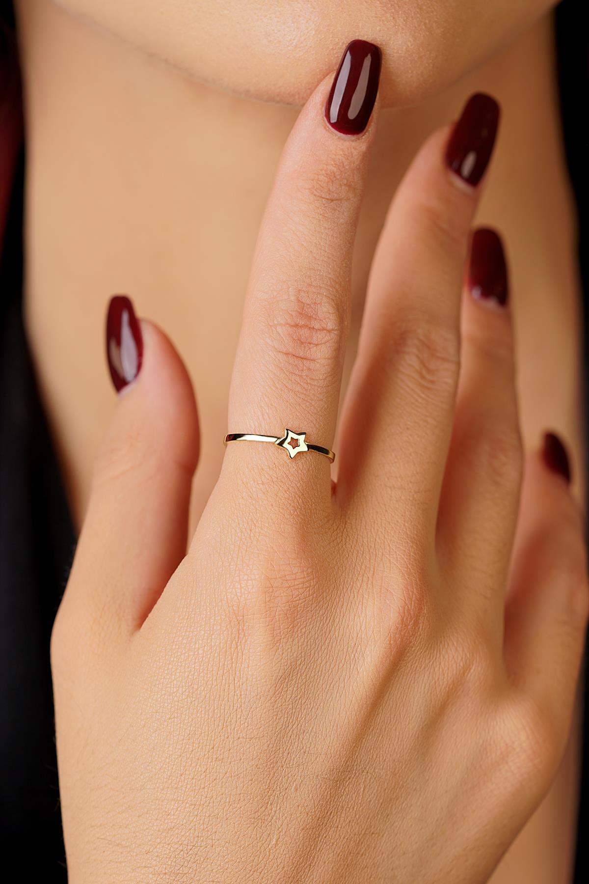 14K Gold Sparkling Star Ring