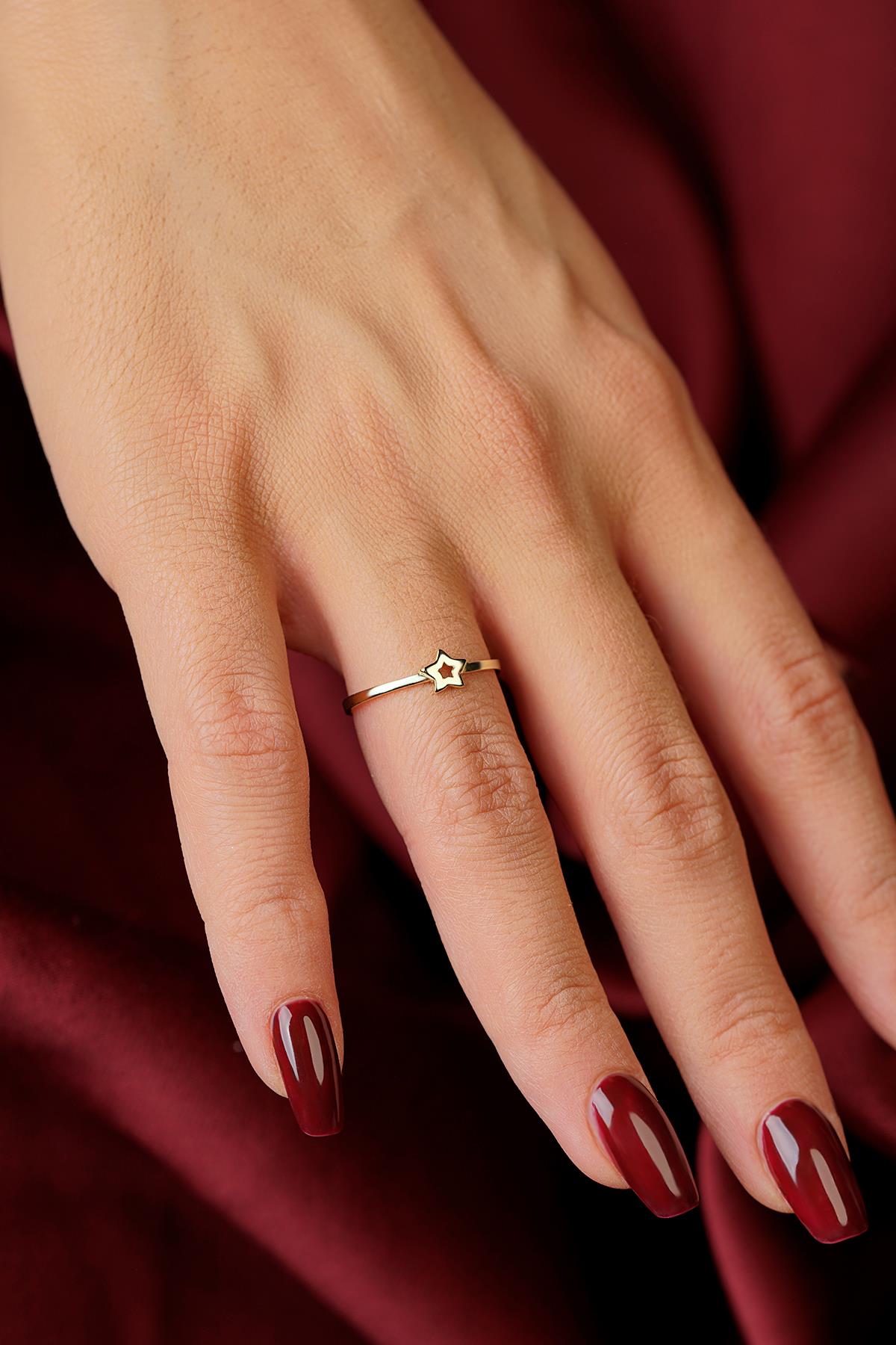 14K Gold Sparkling Star Ring