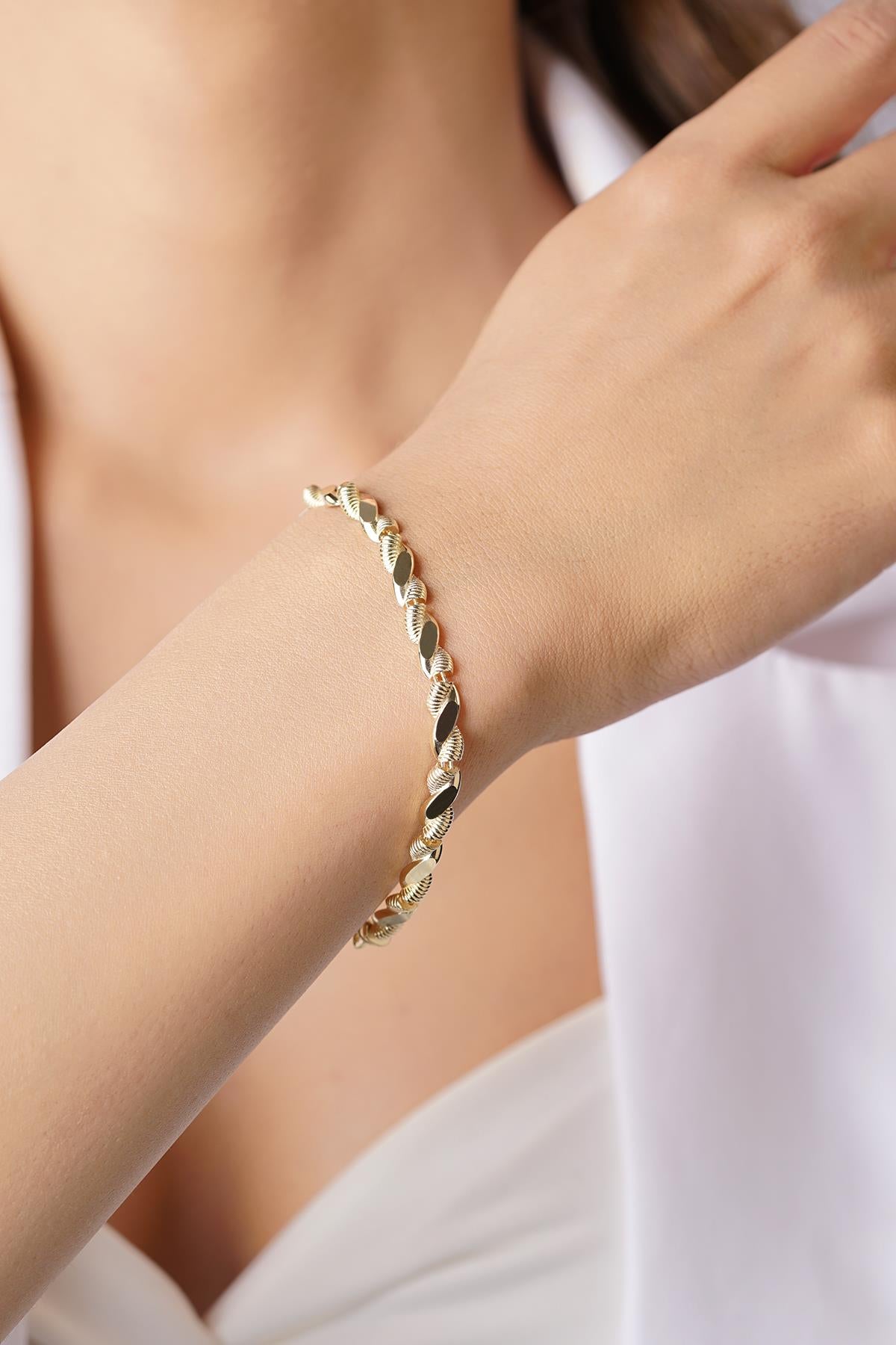 14K Gold Sparkling Twisted Bracelet