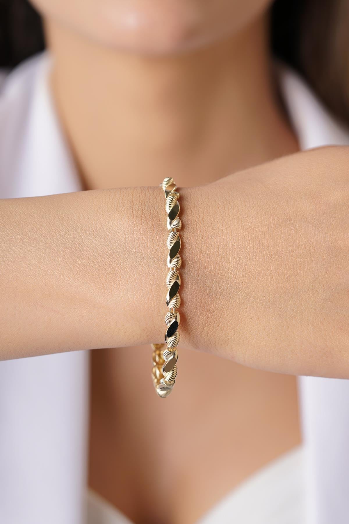14K Gold Sparkling Twisted Bracelet