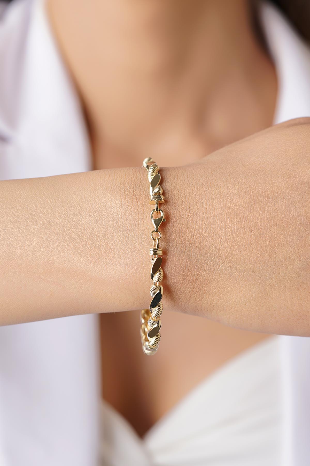 14K Gold Sparkling Twisted Bracelet