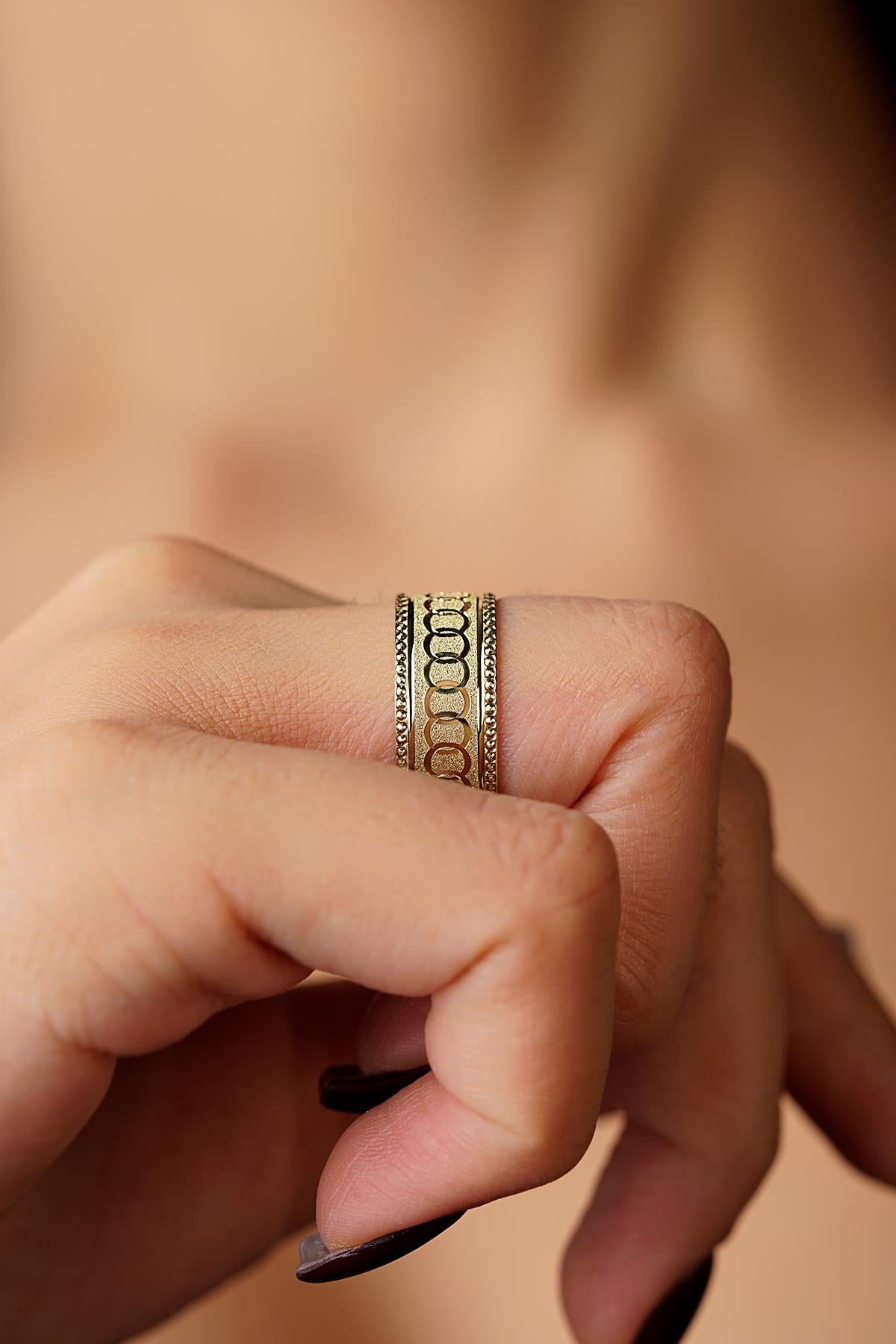 14K Gold Strudel Wedding Band