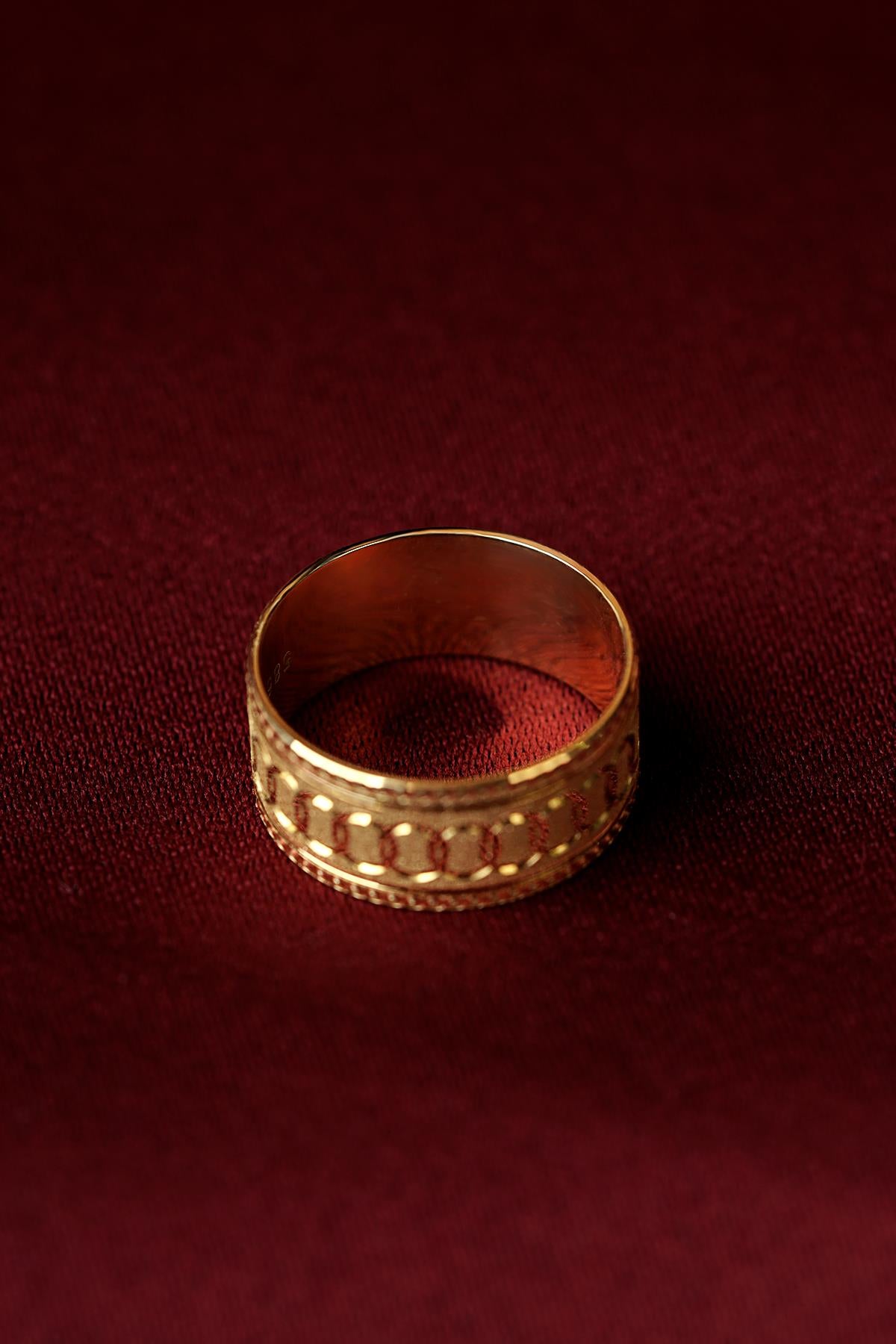 14K Gold Strudel Wedding Band