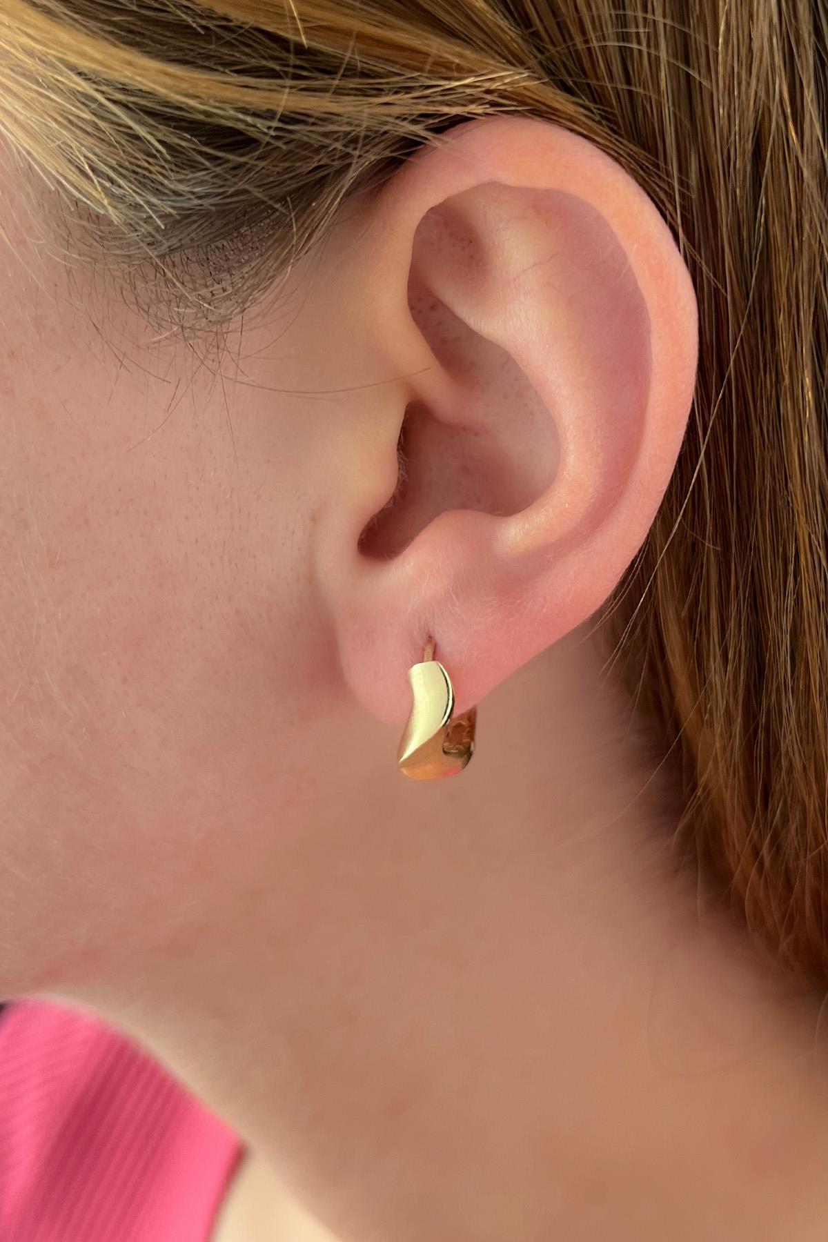 14K Gold Wavy Huggie Earrings