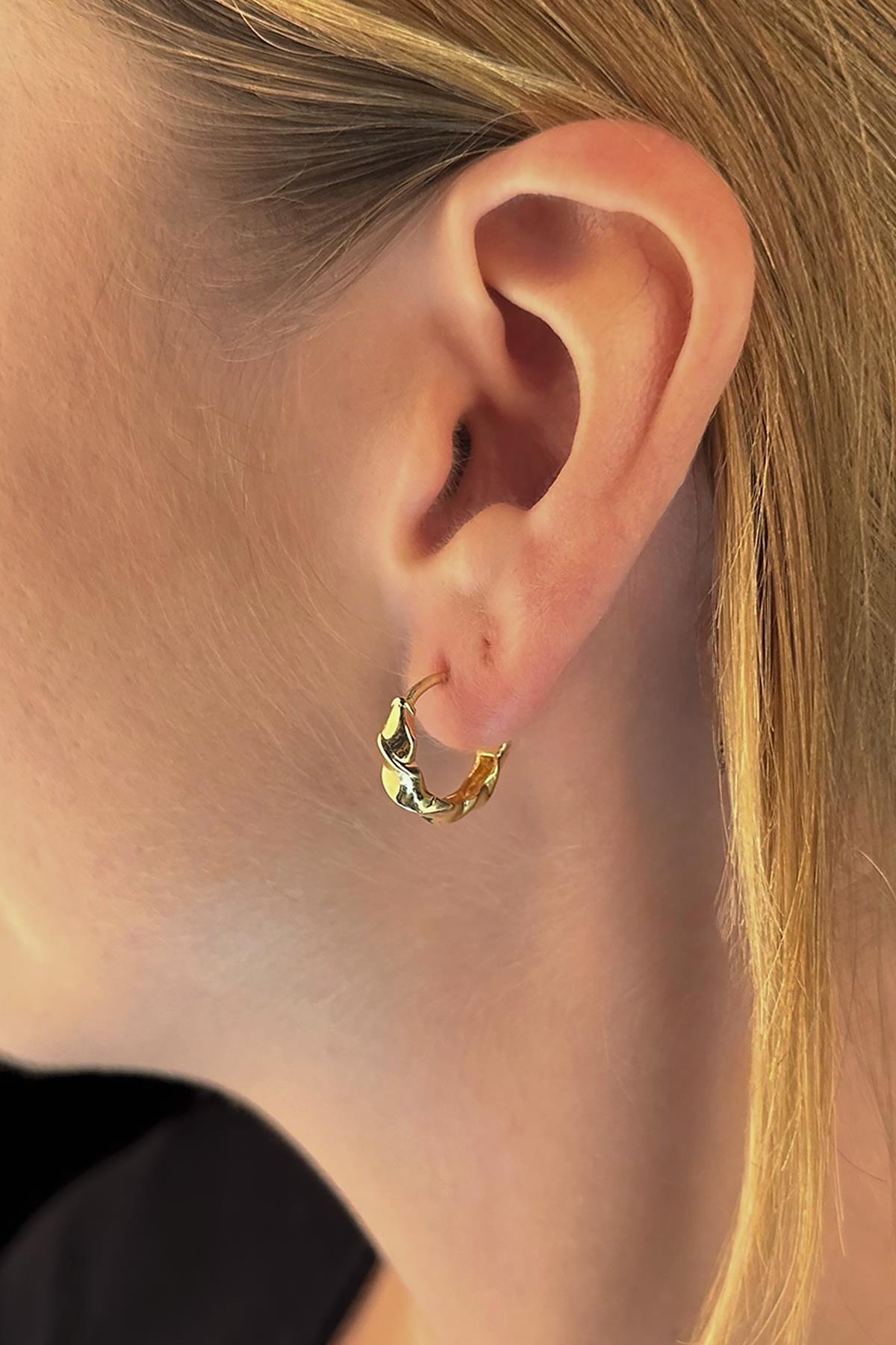 14K Gold Wavy Huggie Hoop Earrings