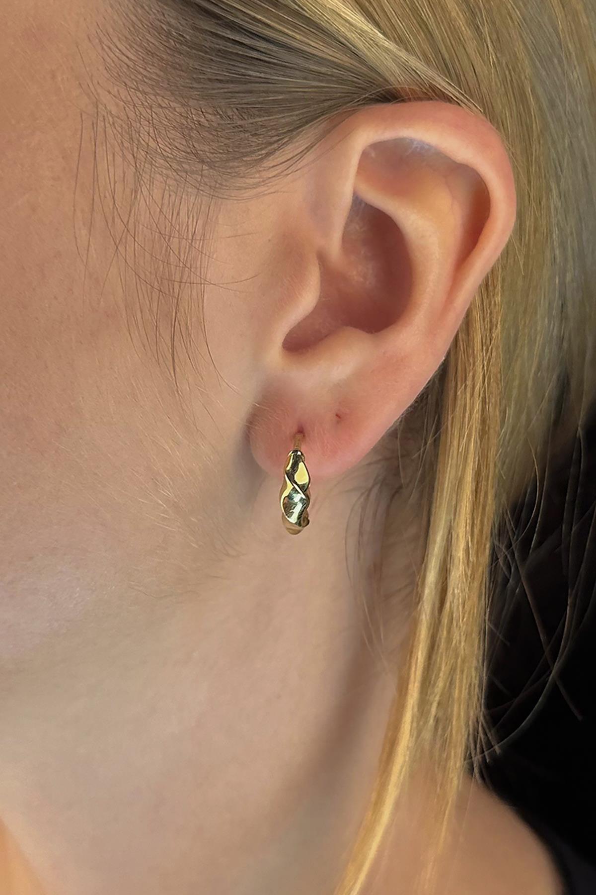 14K Gold Wavy Huggie Hoop Earrings