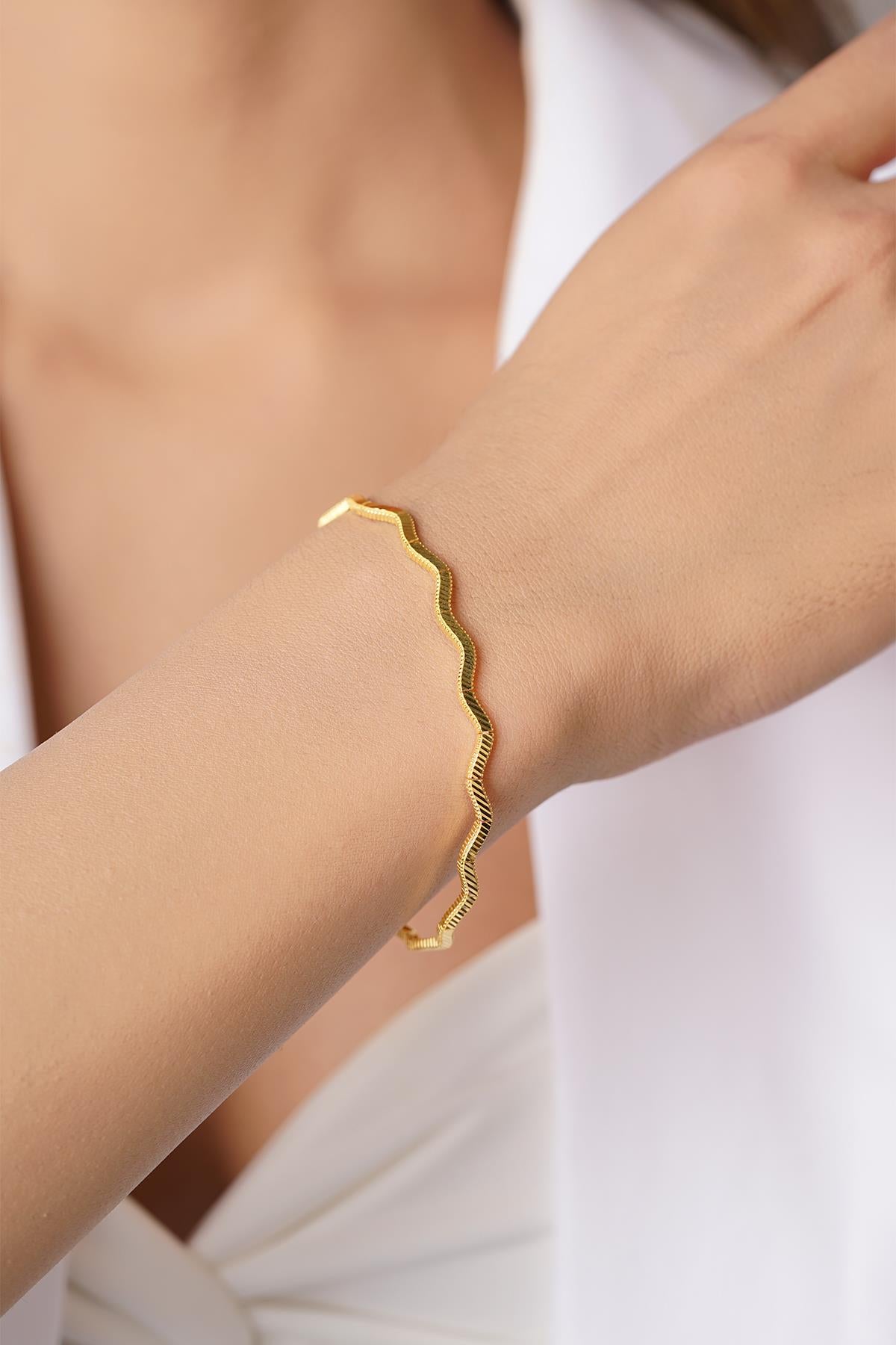 14K Gold Zigzag Ajda Bracelet with Pen Finish – 22K Appearance