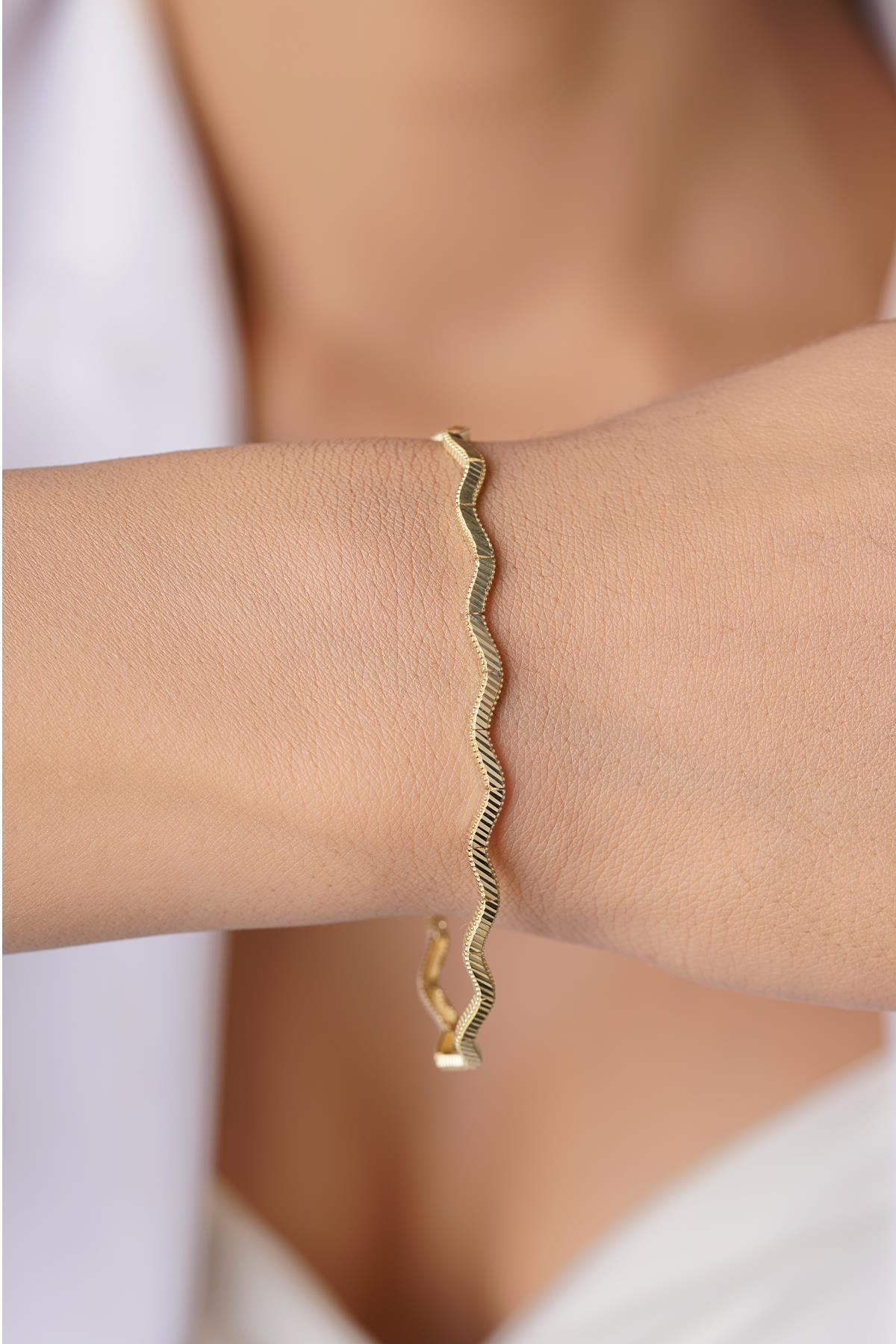 14K Gold Zigzag Ajda Bracelet with Pen Finish – 22K Appearance