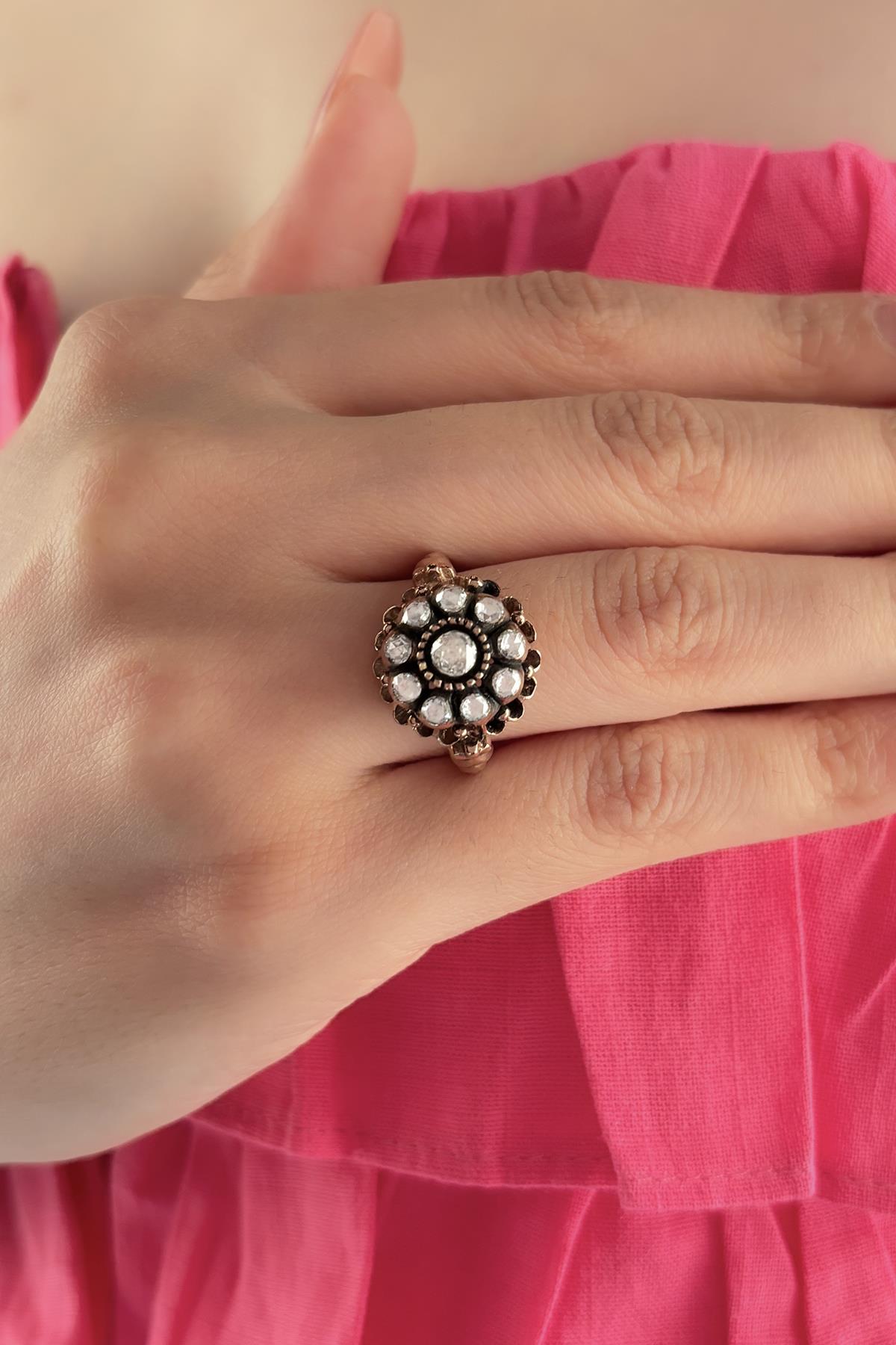 8K Gold Daisy Shaped Diamond Stone Ring