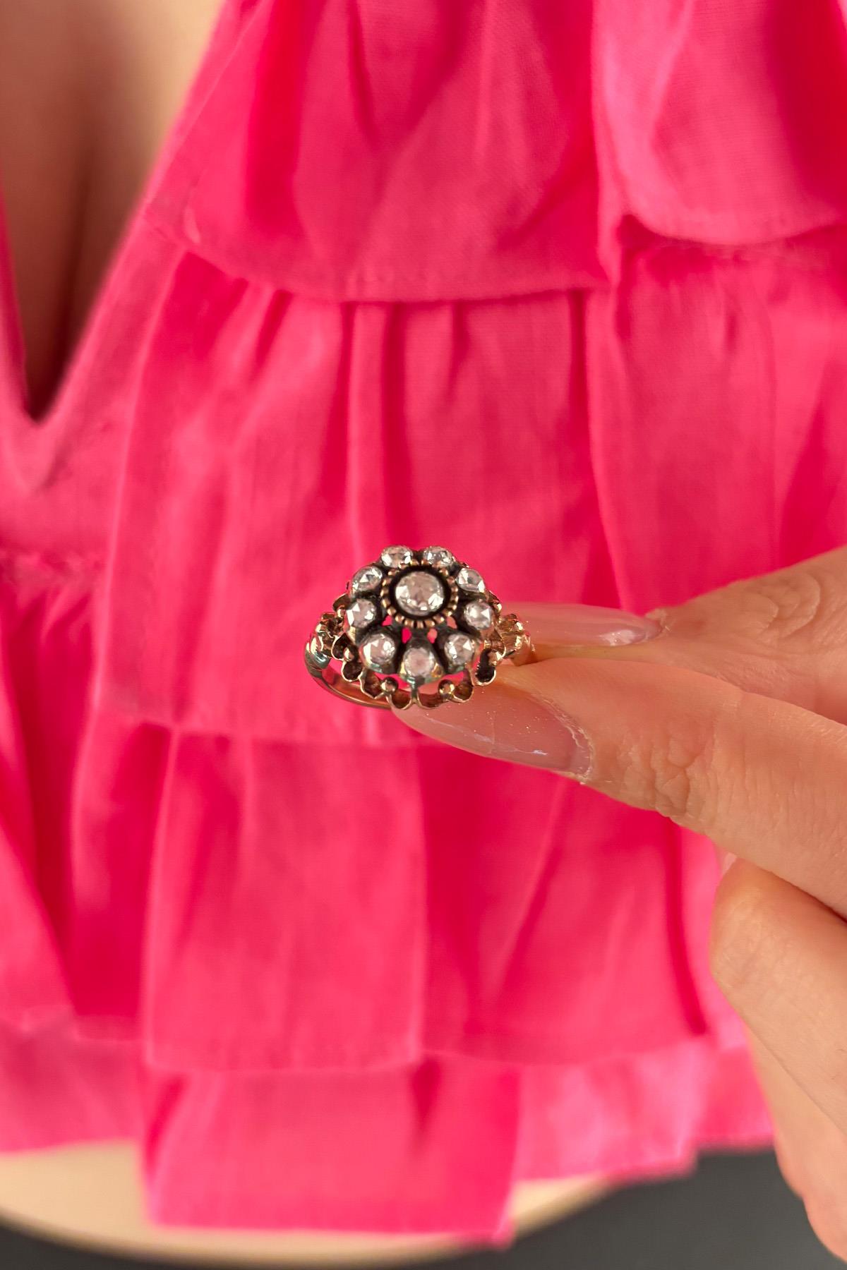 8K Gold Daisy Shaped Diamond Stone Ring