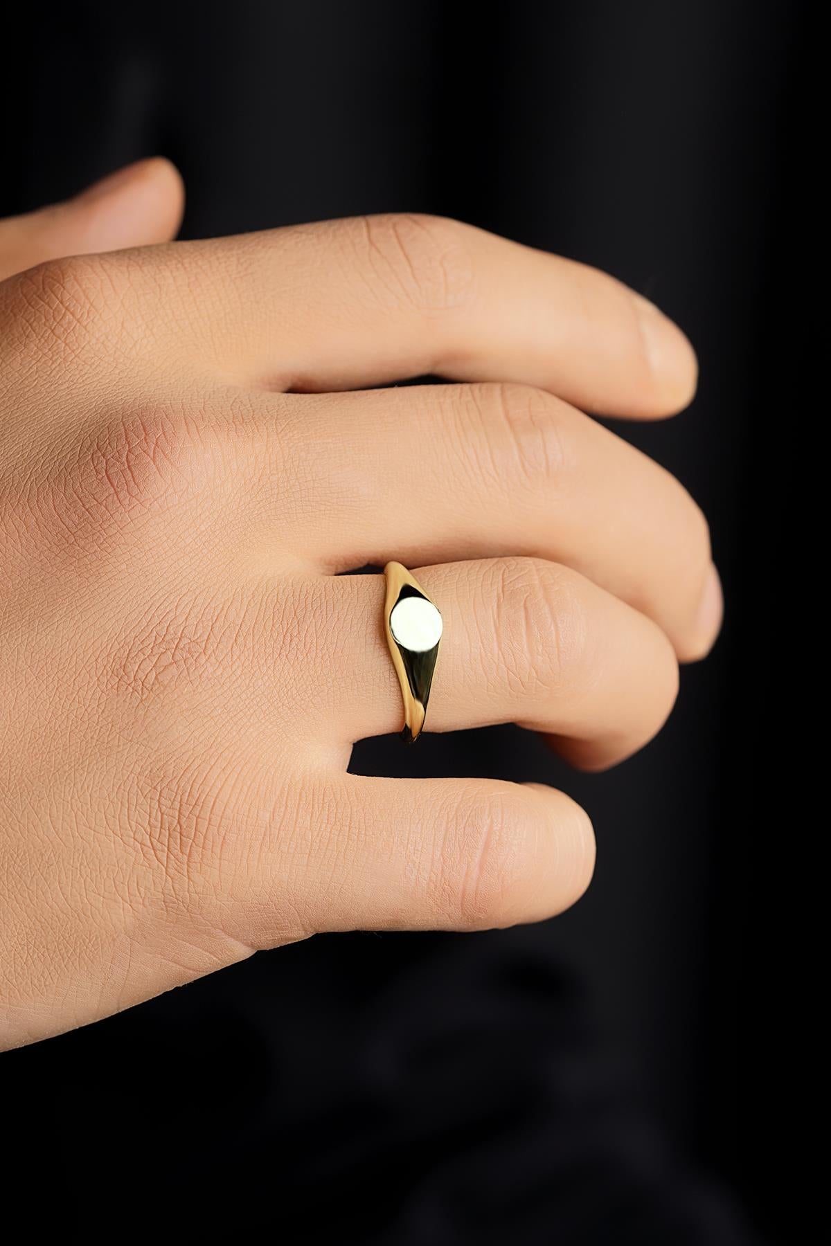 Men's 14K Gold Round Signet Ring