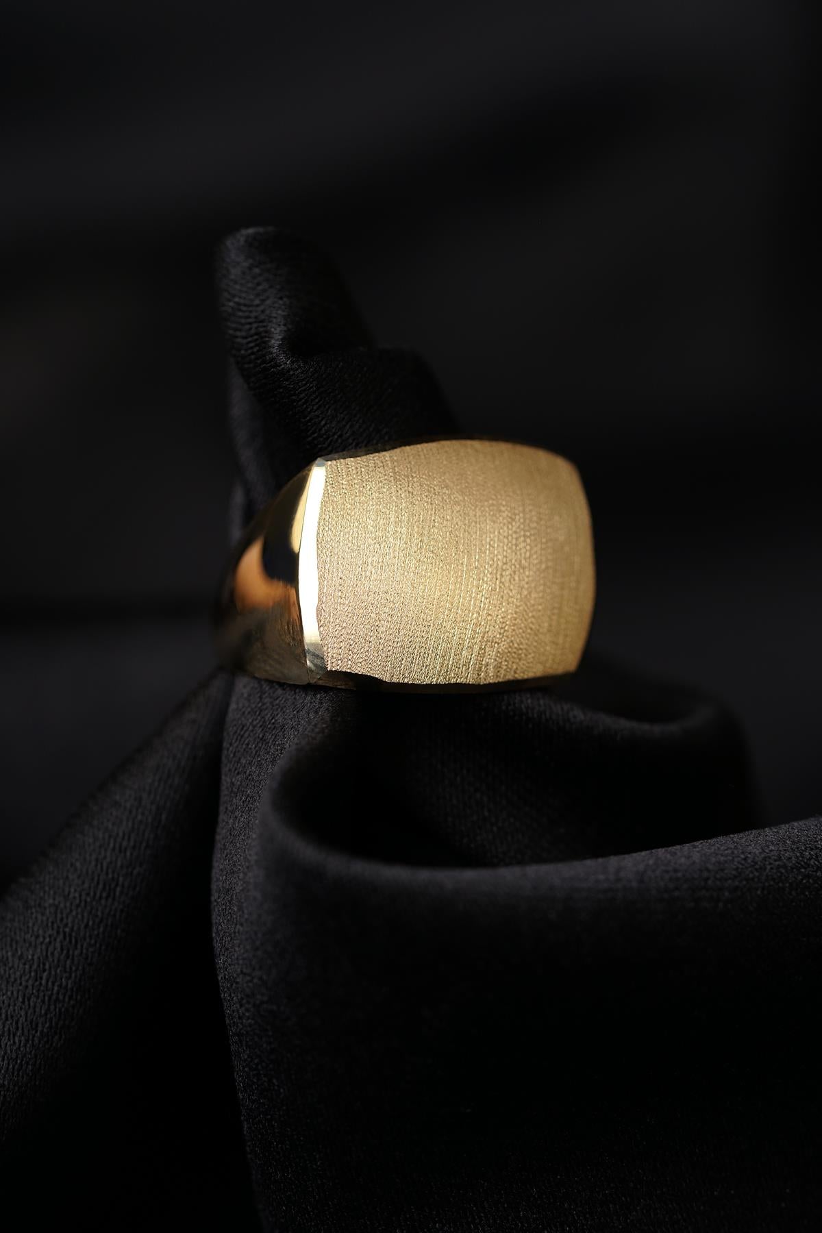 Men's 14K Gold Vita Signet Band